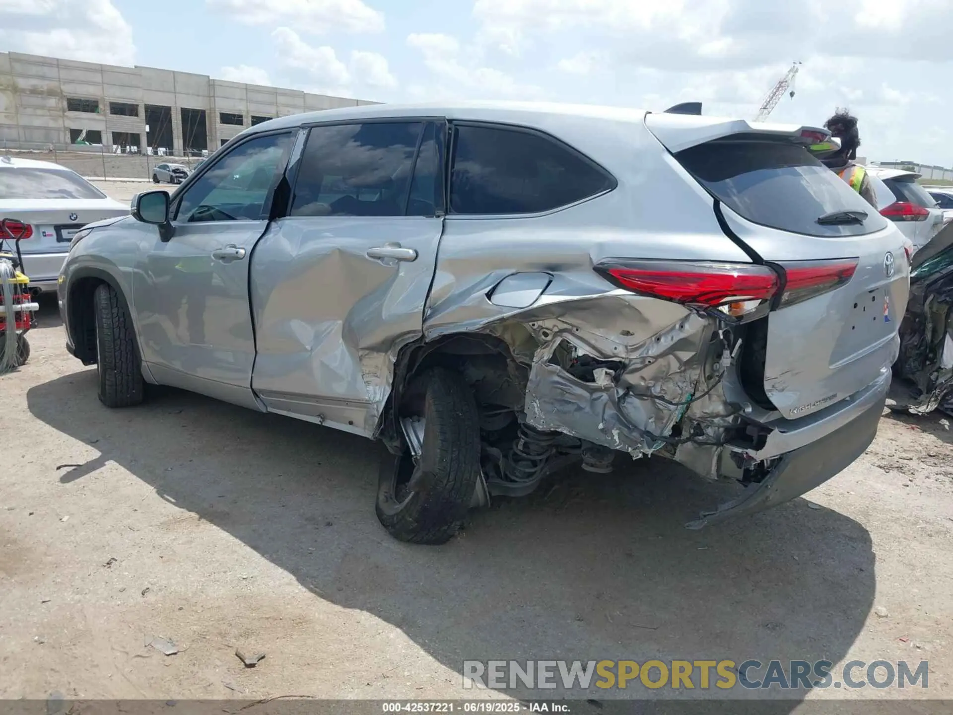 3 Photograph of a damaged car 5TDCZRAHXNS099393 TOYOTA HIGHLANDER 2022