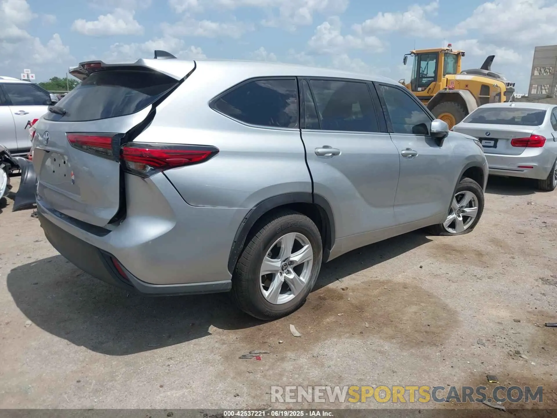 4 Photograph of a damaged car 5TDCZRAHXNS099393 TOYOTA HIGHLANDER 2022