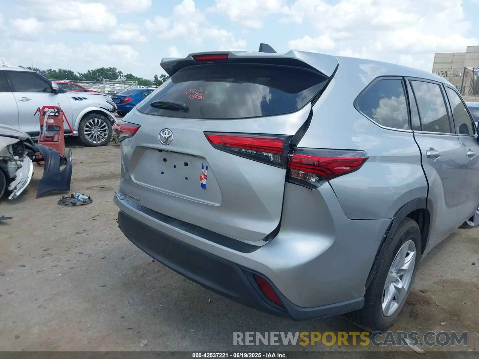 6 Photograph of a damaged car 5TDCZRAHXNS099393 TOYOTA HIGHLANDER 2022
