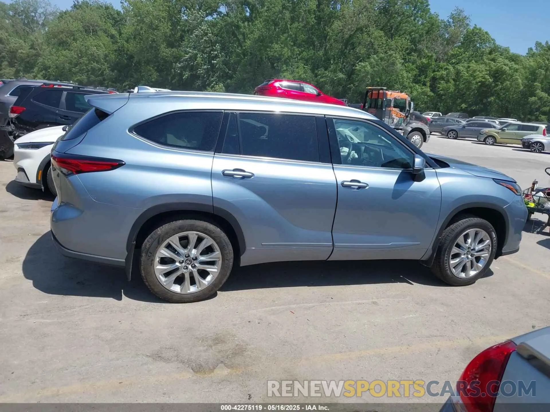 14 Photograph of a damaged car 5TDDZRBH0NS192331 TOYOTA HIGHLANDER 2022
