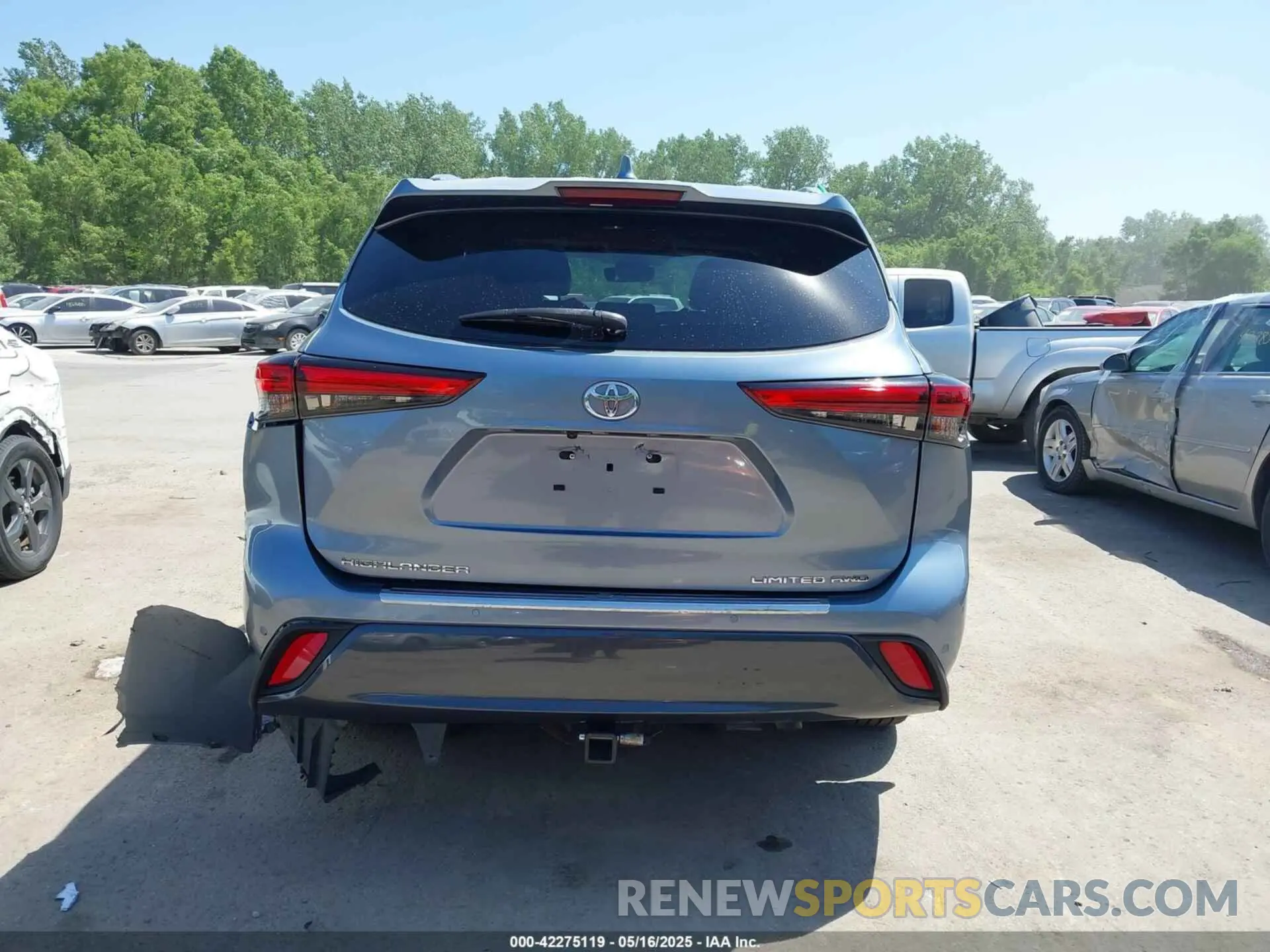 17 Photograph of a damaged car 5TDDZRBH0NS192331 TOYOTA HIGHLANDER 2022