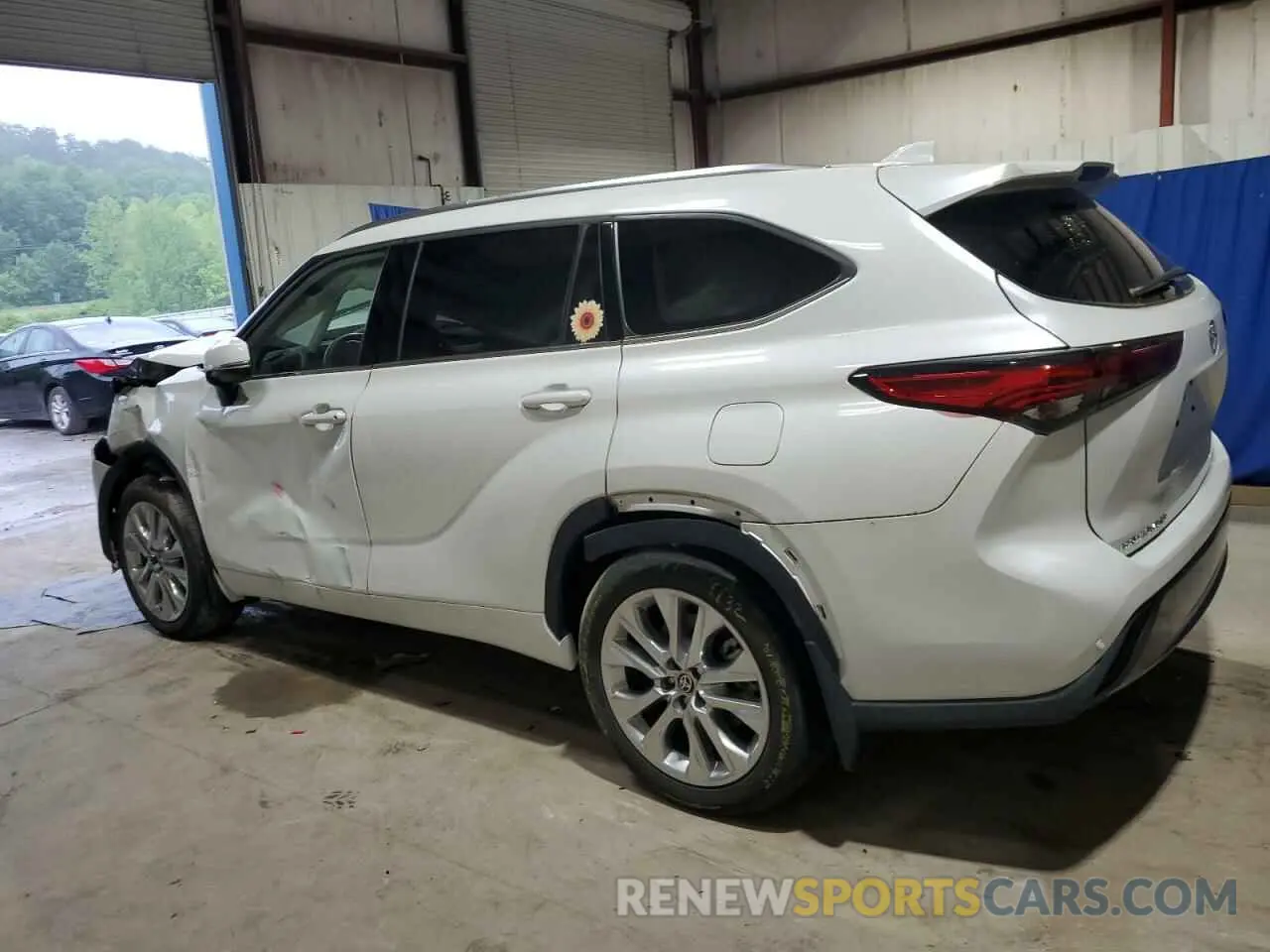 2 Photograph of a damaged car 5TDDZRBH2NS176972 TOYOTA HIGHLANDER 2022