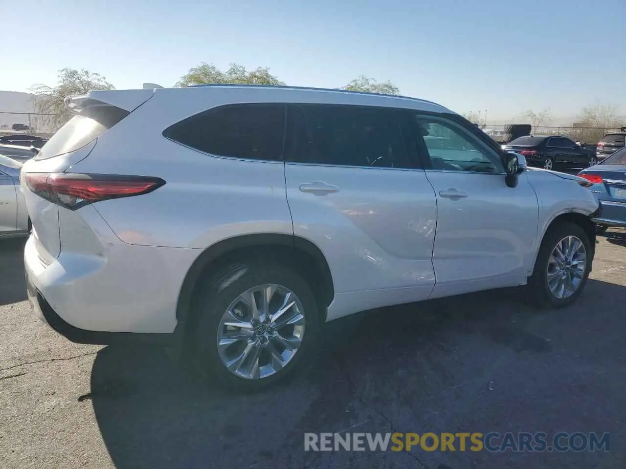 3 Photograph of a damaged car 5TDDZRBH8NS214821 TOYOTA HIGHLANDER 2022