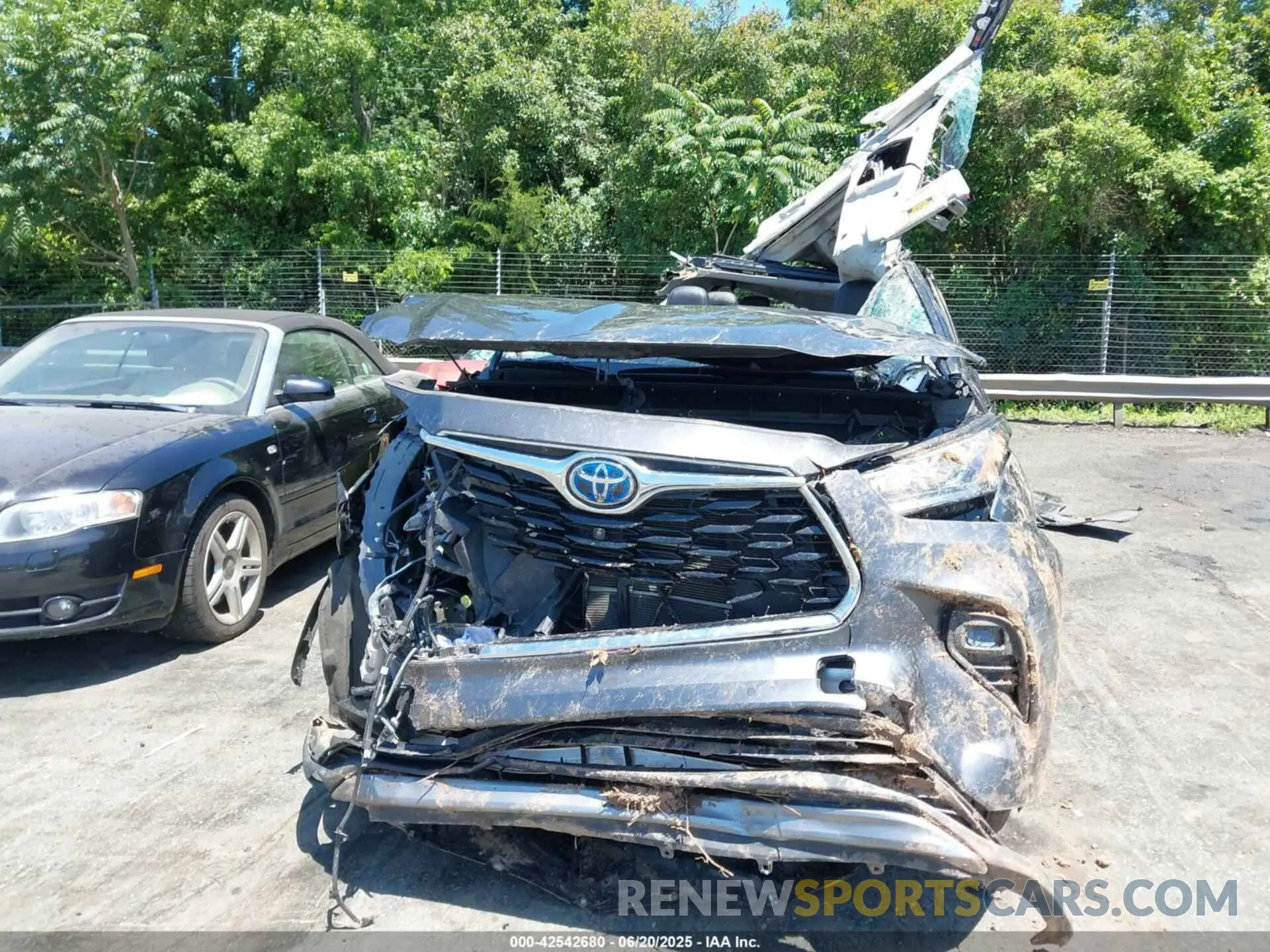 11 Photograph of a damaged car 5TDEBRCH0NS090356 TOYOTA HIGHLANDER 2022