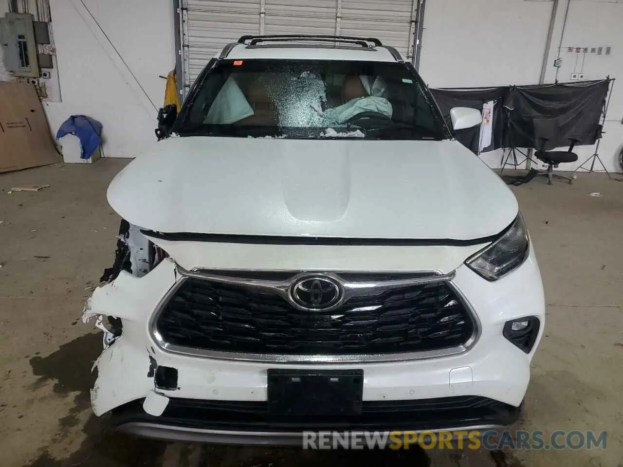5 Photograph of a damaged car 5TDFZRBH5NS161441 TOYOTA HIGHLANDER 2022