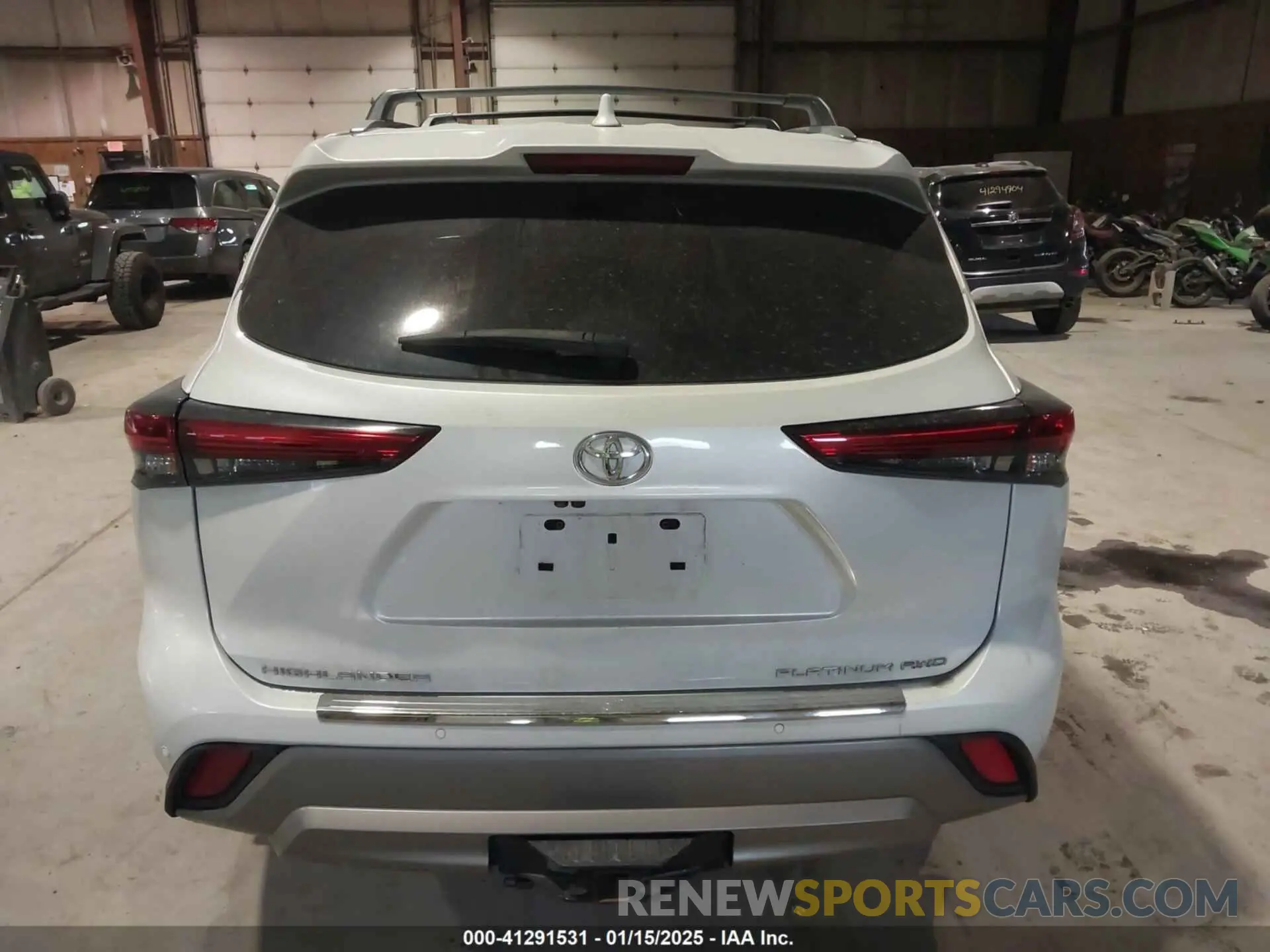 17 Photograph of a damaged car 5TDFZRBH6NS192150 TOYOTA HIGHLANDER 2022