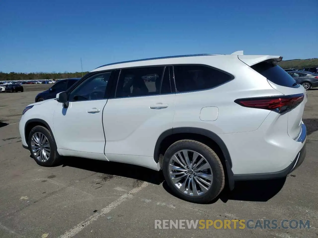 2 Photograph of a damaged car 5TDFZRBH8NS204623 TOYOTA HIGHLANDER 2022
