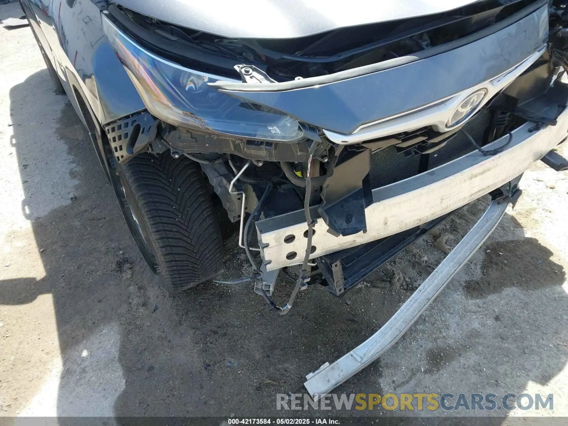 19 Photograph of a damaged car 5TDGBRCH4NS545203 TOYOTA HIGHLANDER 2022