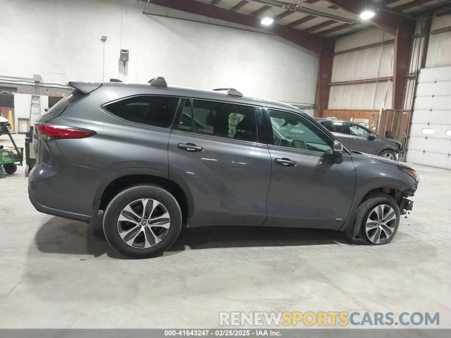 14 Photograph of a damaged car 5TDGBRCH8NS554017 TOYOTA HIGHLANDER 2022
