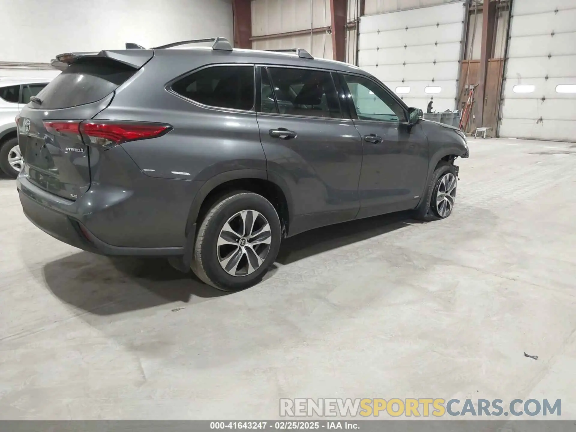 4 Photograph of a damaged car 5TDGBRCH8NS554017 TOYOTA HIGHLANDER 2022