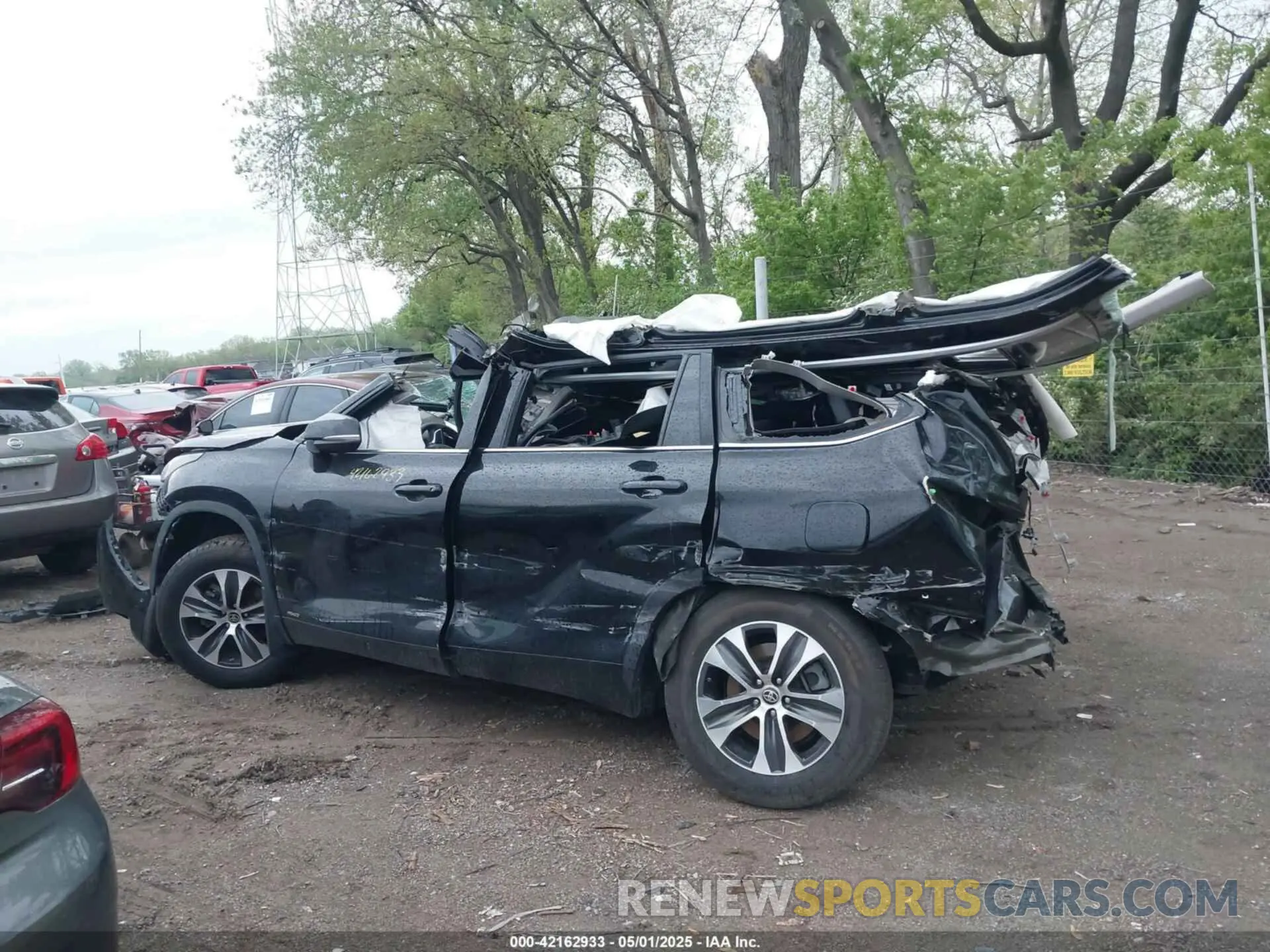 14 Photograph of a damaged car 5TDGBRCH9NS542488 TOYOTA HIGHLANDER 2022