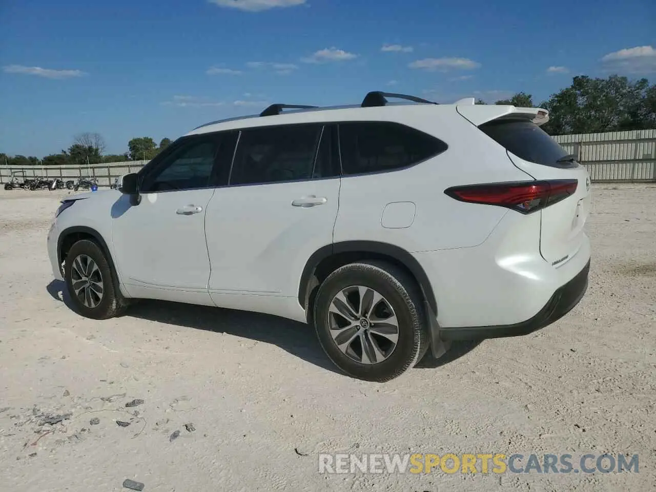 2 Photograph of a damaged car 5TDGZRAH0NS091532 TOYOTA HIGHLANDER 2022