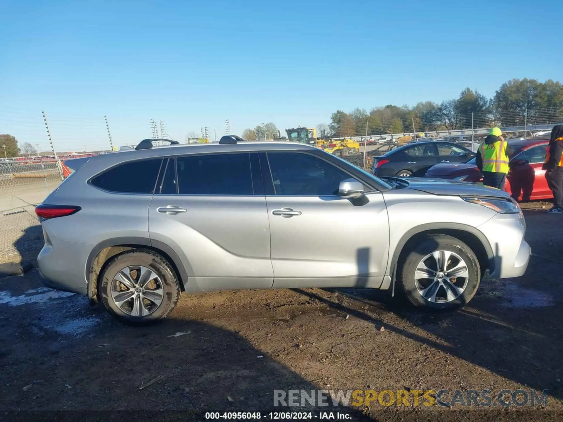 13 Photograph of a damaged car 5TDGZRAH1NS095945 TOYOTA HIGHLANDER 2022