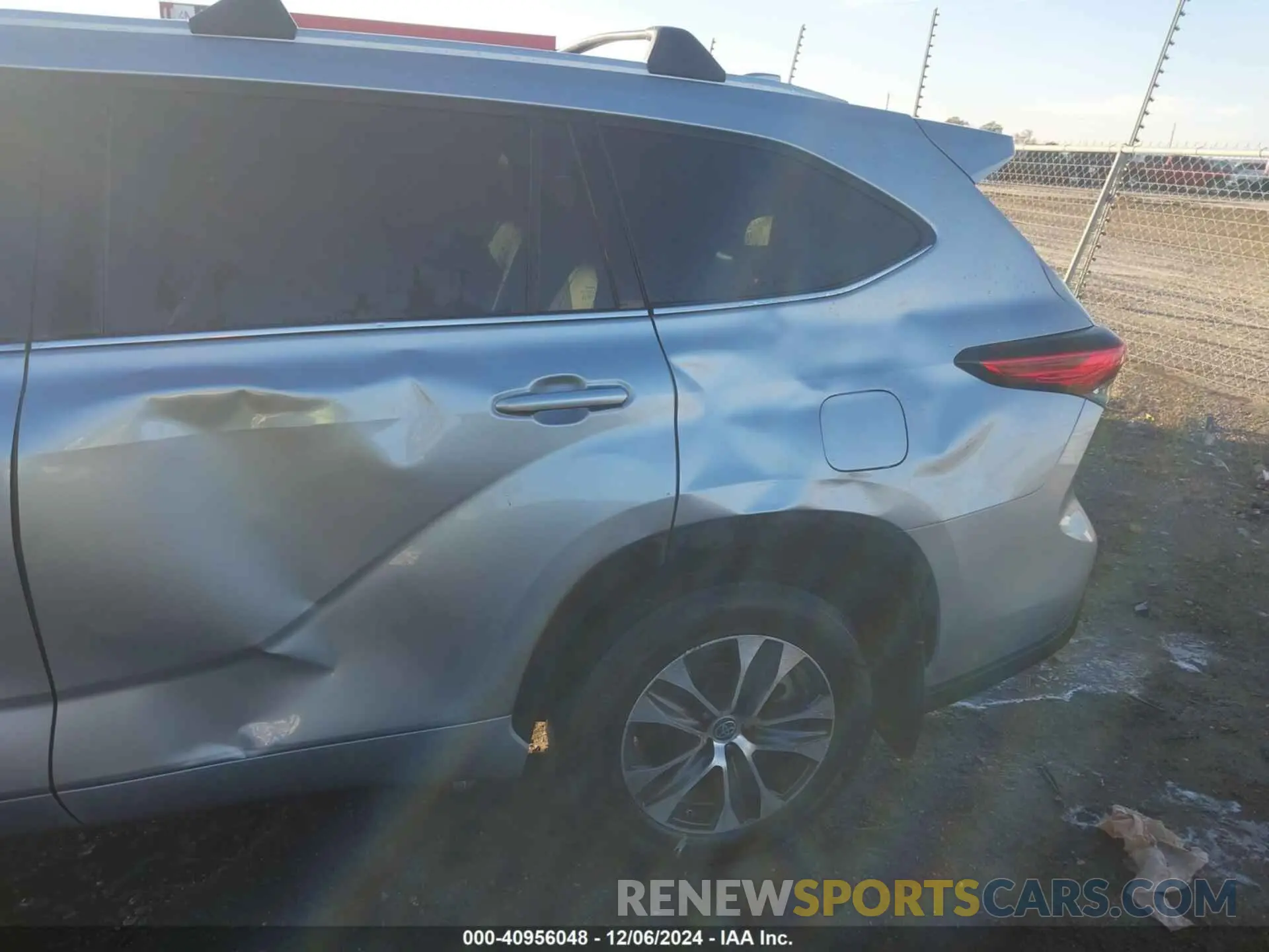 18 Photograph of a damaged car 5TDGZRAH1NS095945 TOYOTA HIGHLANDER 2022