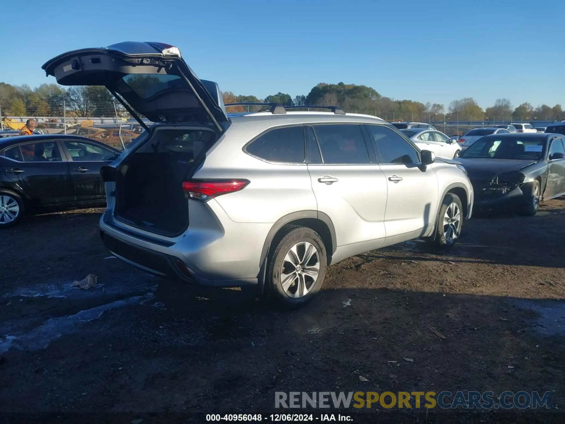 4 Photograph of a damaged car 5TDGZRAH1NS095945 TOYOTA HIGHLANDER 2022