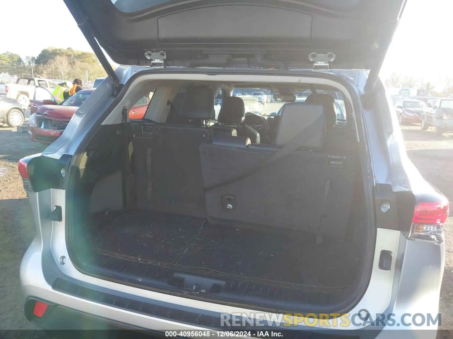8 Photograph of a damaged car 5TDGZRAH1NS095945 TOYOTA HIGHLANDER 2022