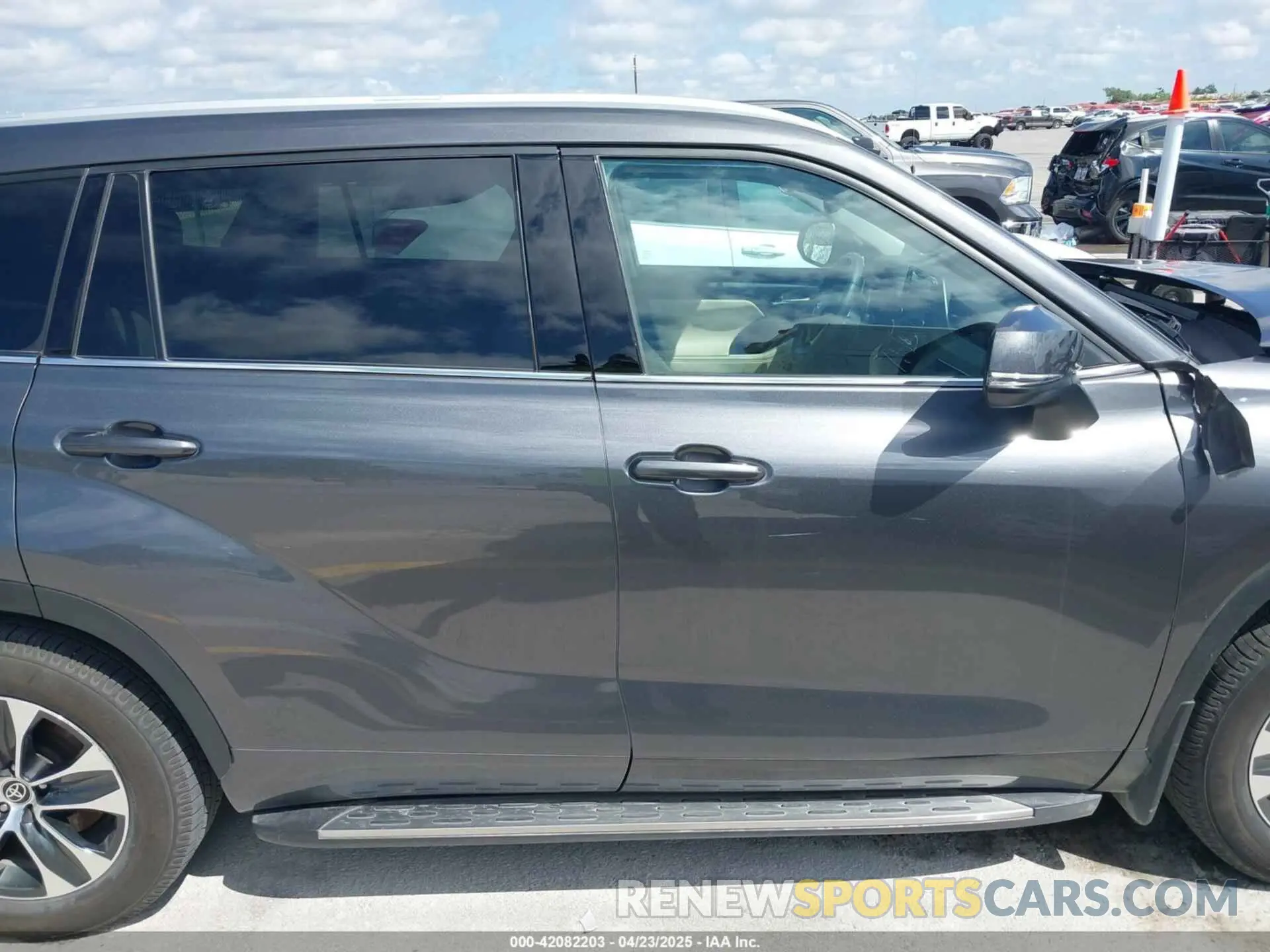 14 Photograph of a damaged car 5TDGZRAH2NS552455 TOYOTA HIGHLANDER 2022