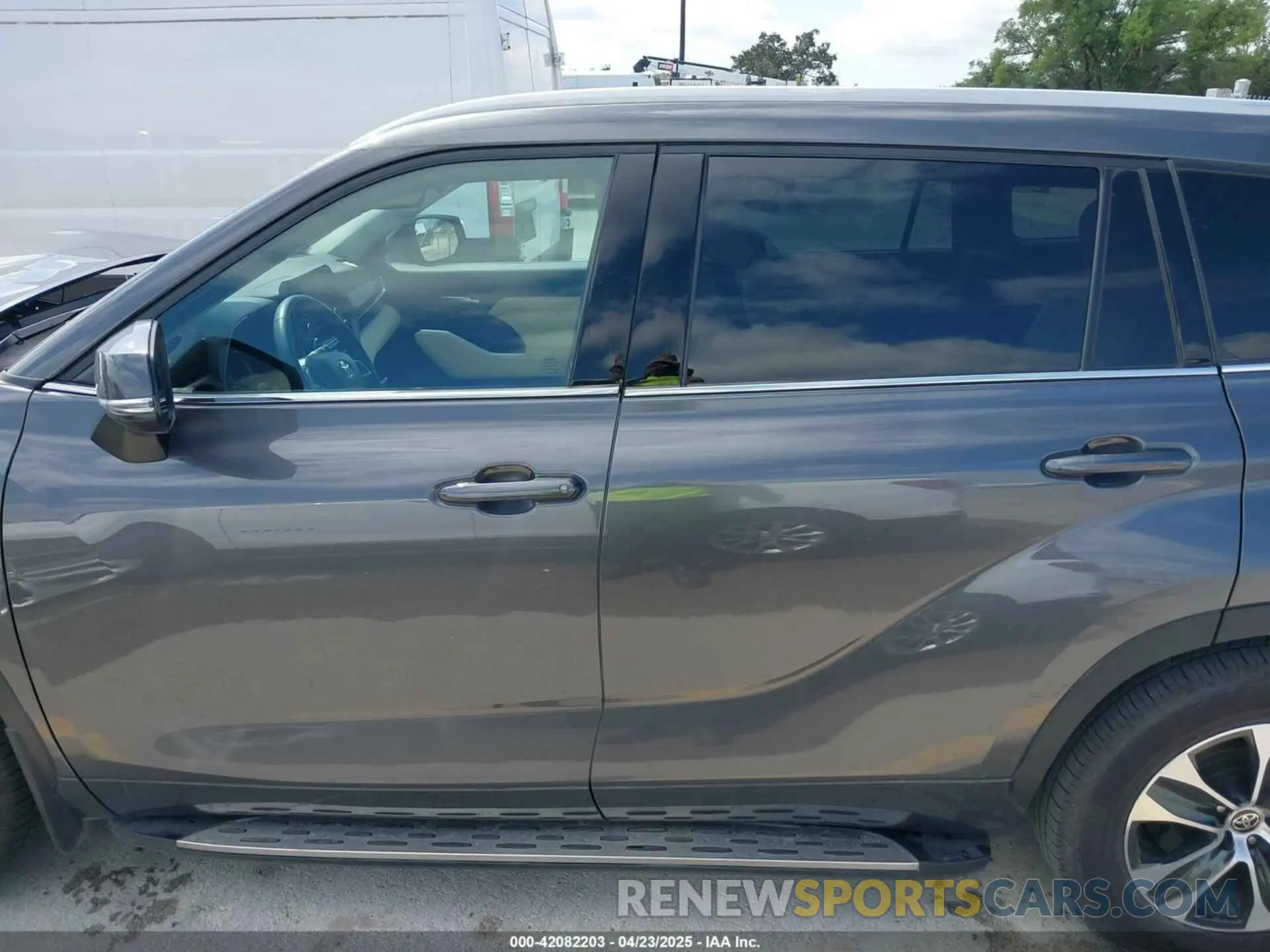 15 Photograph of a damaged car 5TDGZRAH2NS552455 TOYOTA HIGHLANDER 2022