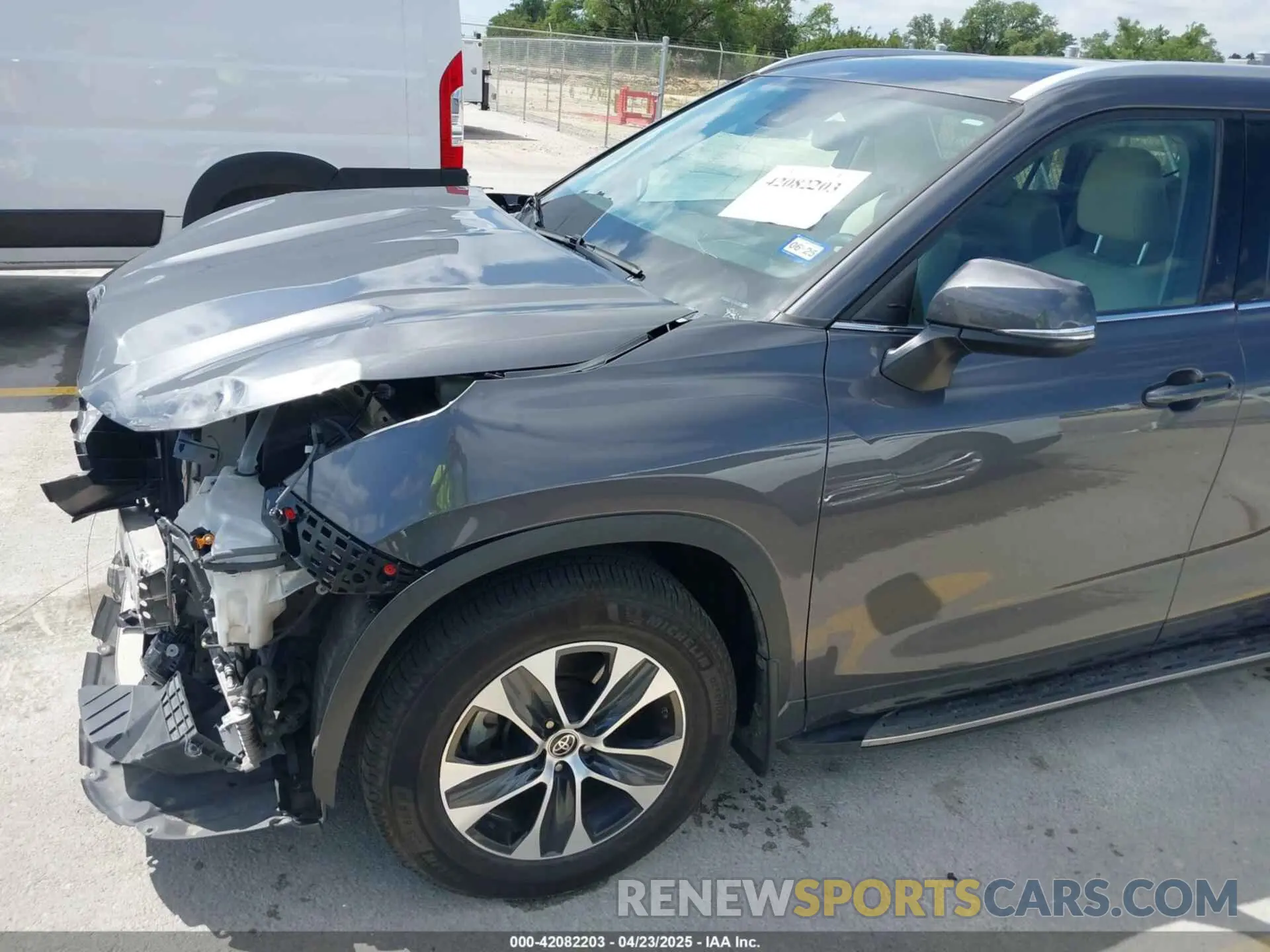 19 Photograph of a damaged car 5TDGZRAH2NS552455 TOYOTA HIGHLANDER 2022