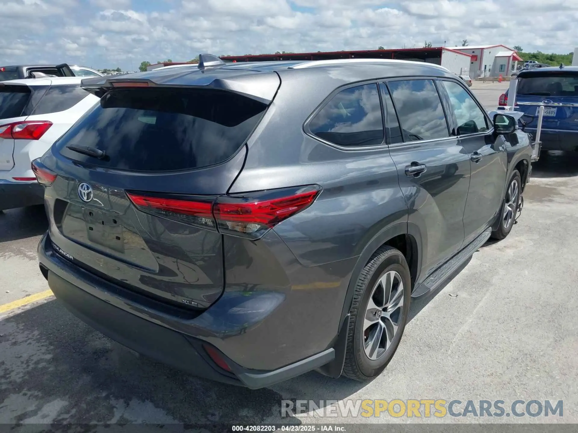 4 Photograph of a damaged car 5TDGZRAH2NS552455 TOYOTA HIGHLANDER 2022