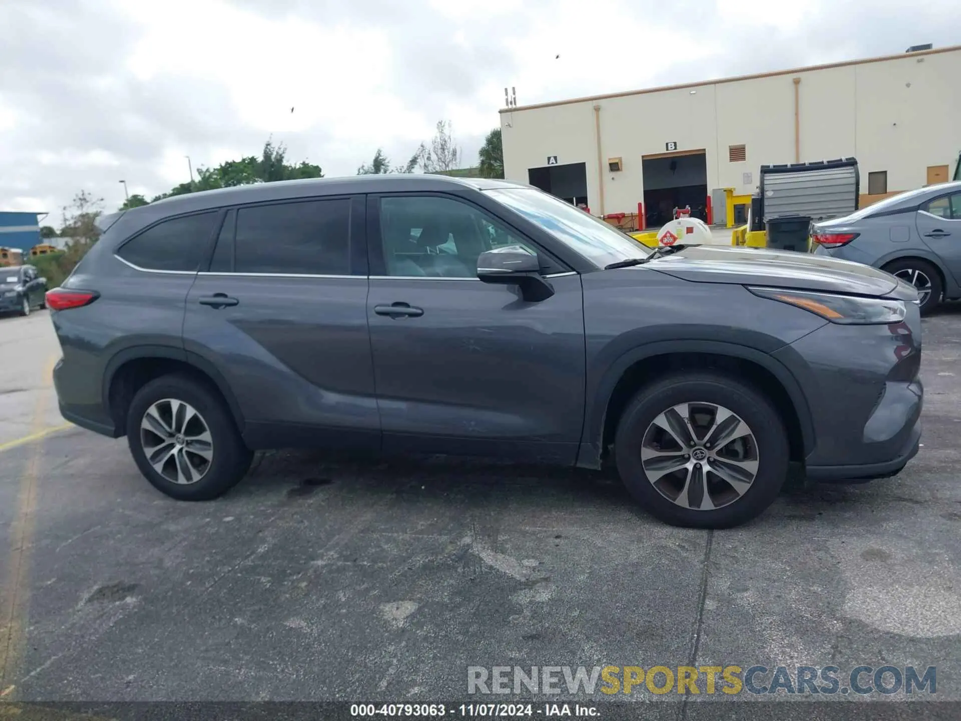 13 Photograph of a damaged car 5TDGZRAH3NS543960 TOYOTA HIGHLANDER 2022