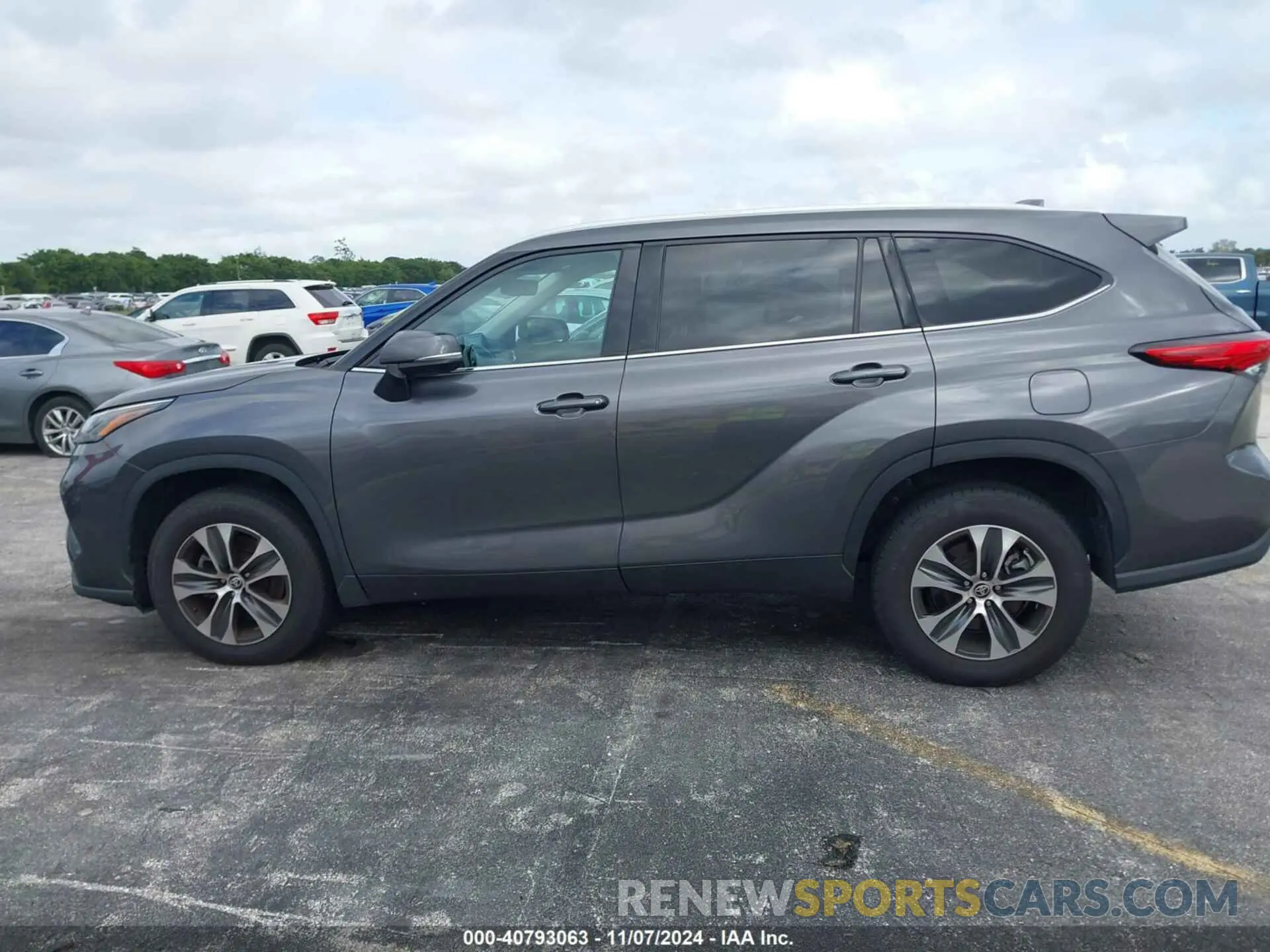 14 Photograph of a damaged car 5TDGZRAH3NS543960 TOYOTA HIGHLANDER 2022