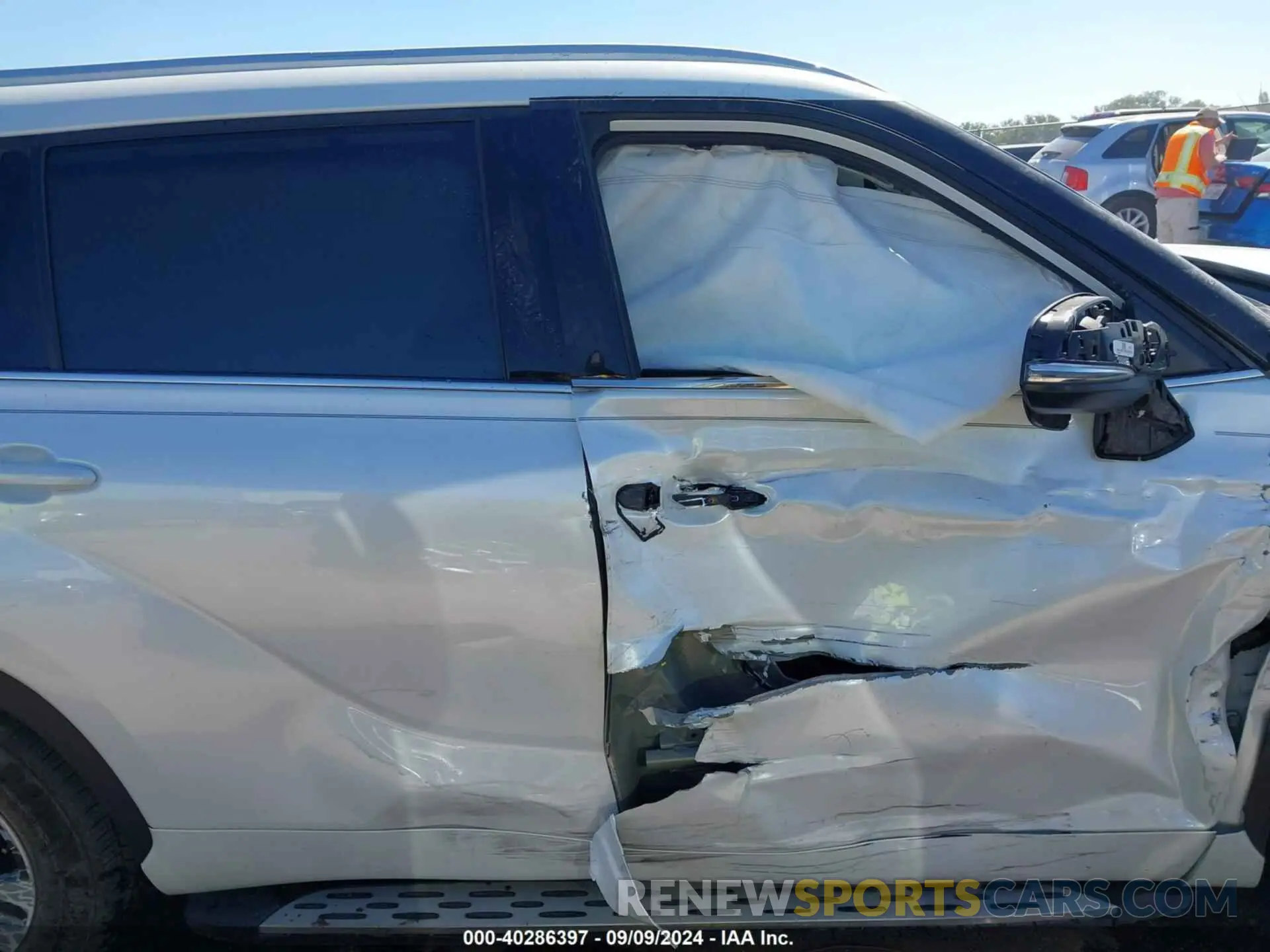 12 Photograph of a damaged car 5TDGZRAH6NS099831 TOYOTA HIGHLANDER 2022