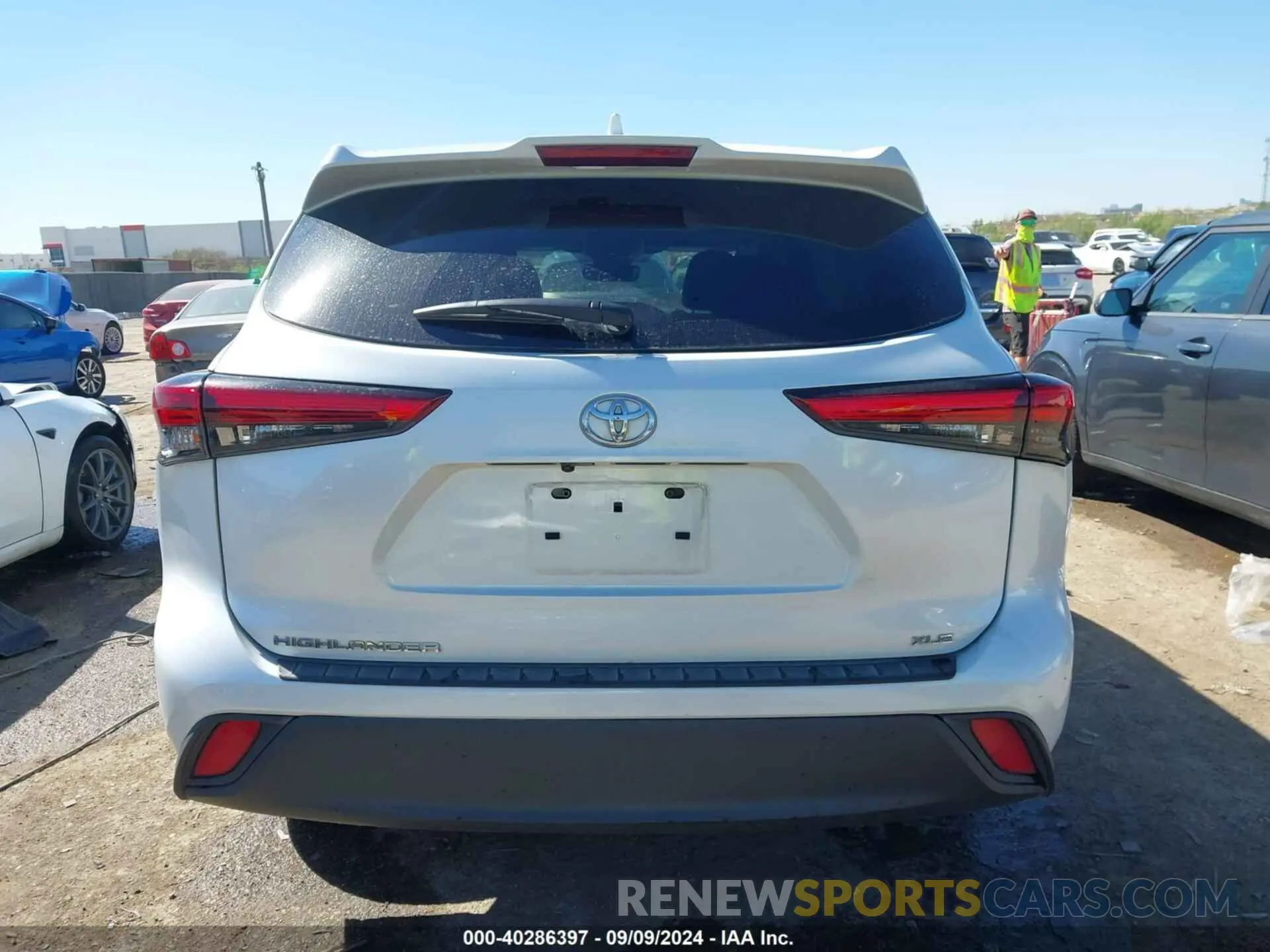 15 Photograph of a damaged car 5TDGZRAH6NS099831 TOYOTA HIGHLANDER 2022