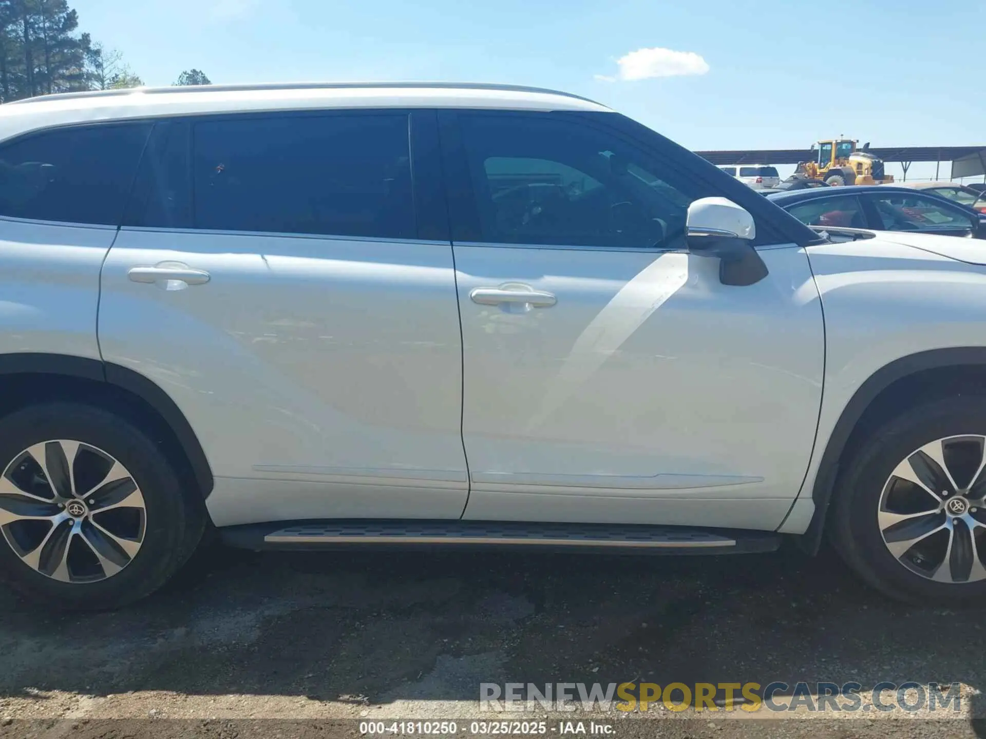14 Photograph of a damaged car 5TDGZRAH7NS559885 TOYOTA HIGHLANDER 2022