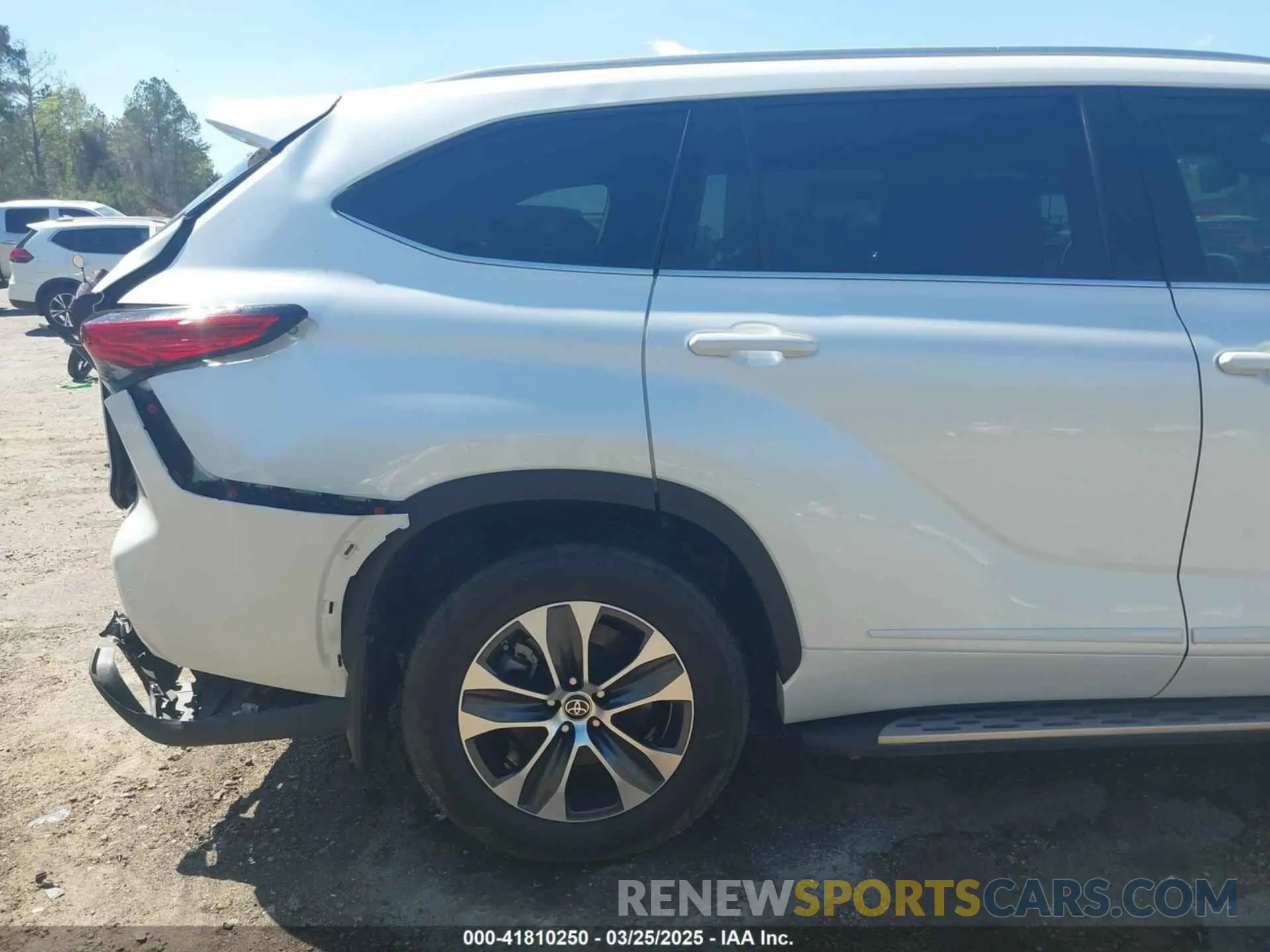 18 Photograph of a damaged car 5TDGZRAH7NS559885 TOYOTA HIGHLANDER 2022