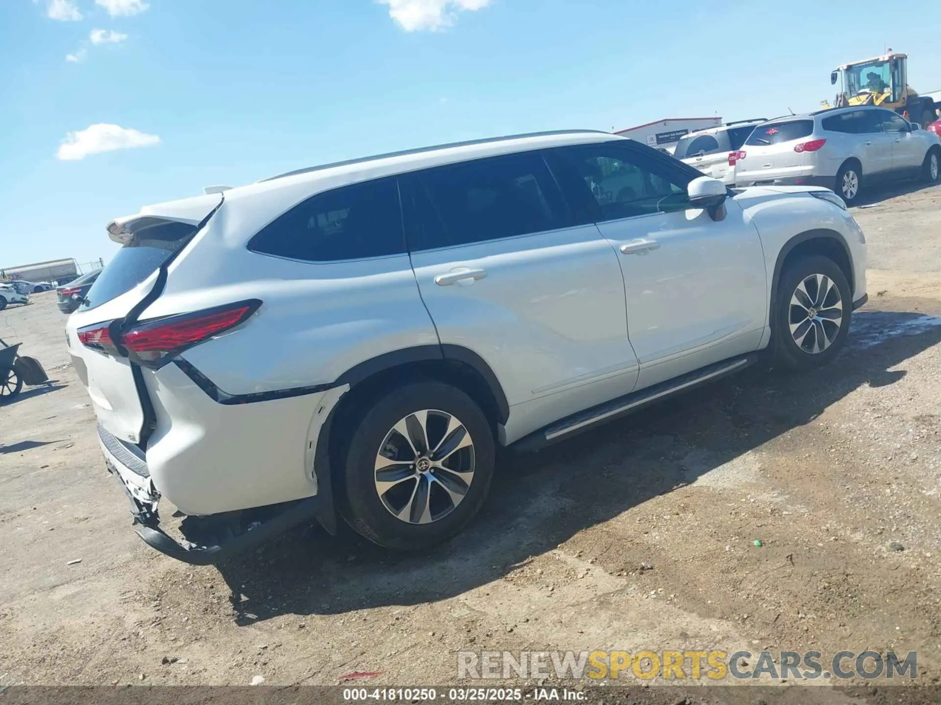 4 Photograph of a damaged car 5TDGZRAH7NS559885 TOYOTA HIGHLANDER 2022