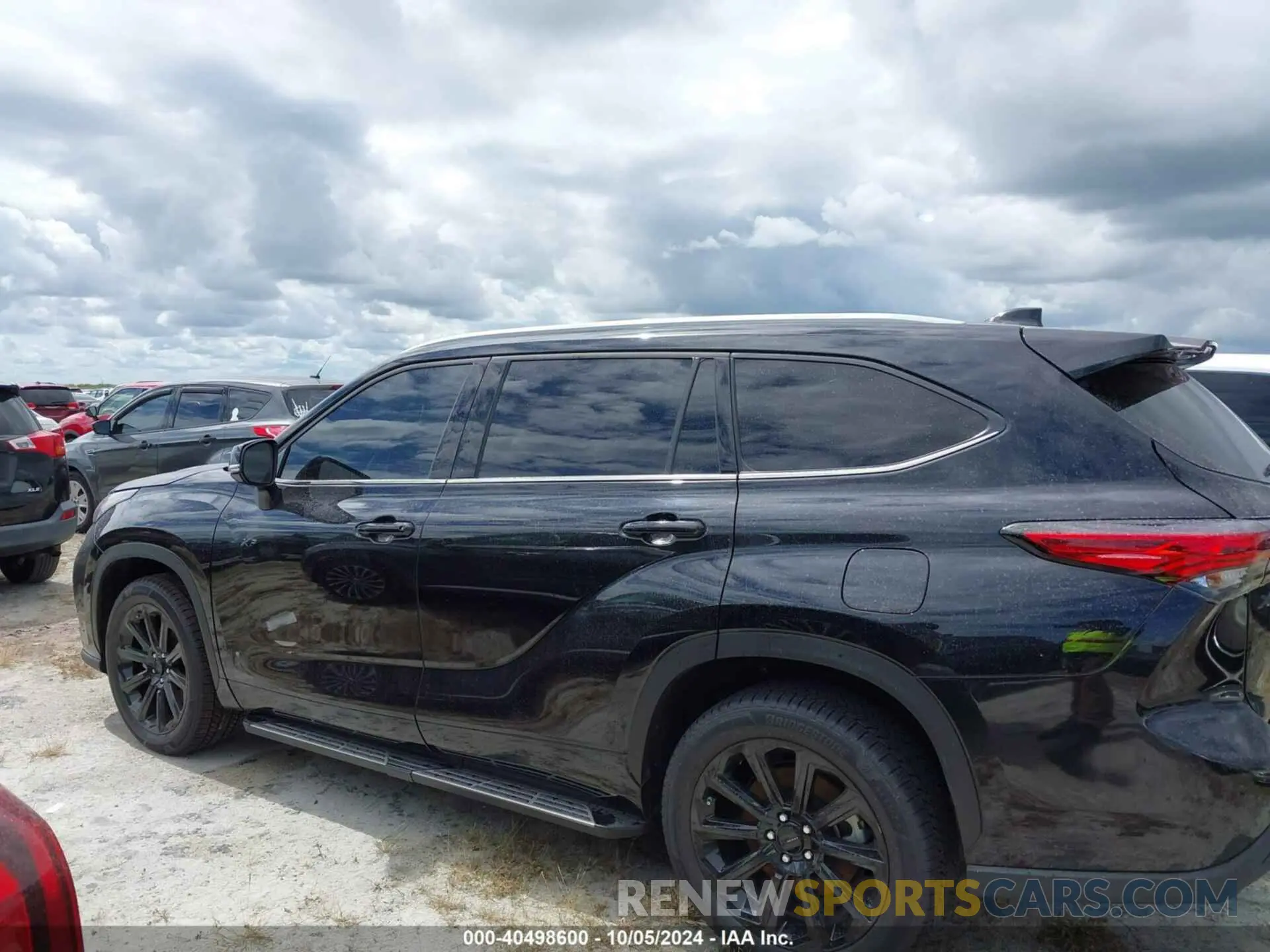 14 Photograph of a damaged car 5TDGZRAH8NS560544 TOYOTA HIGHLANDER 2022