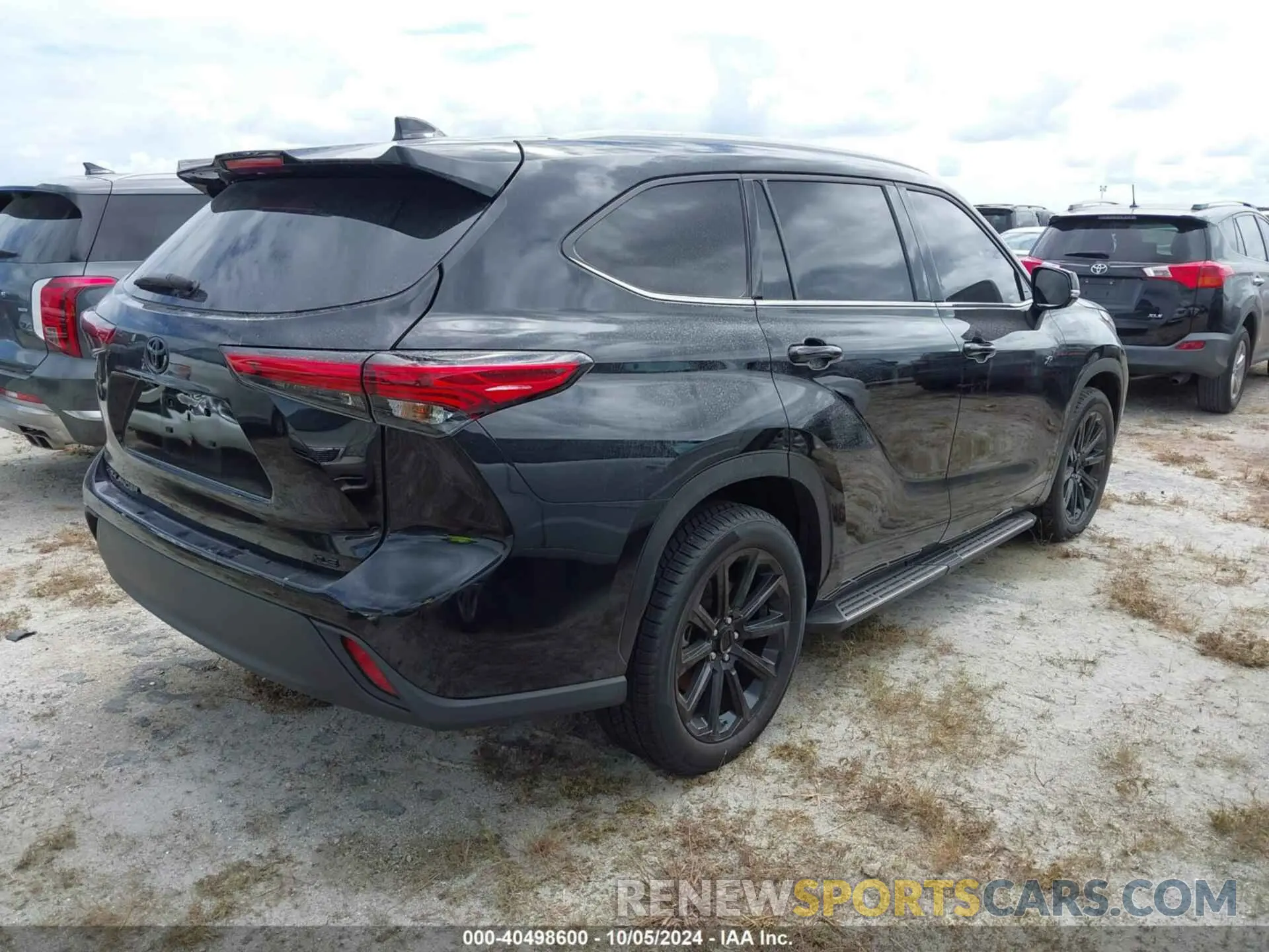 4 Photograph of a damaged car 5TDGZRAH8NS560544 TOYOTA HIGHLANDER 2022
