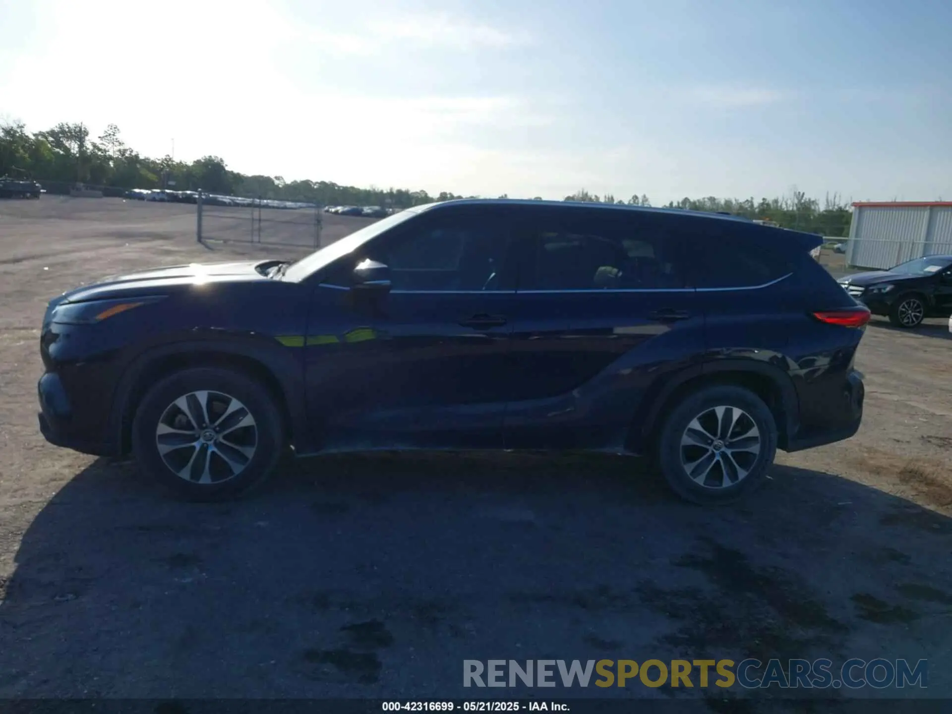 14 Photograph of a damaged car 5TDGZRAH9NS541050 TOYOTA HIGHLANDER 2022