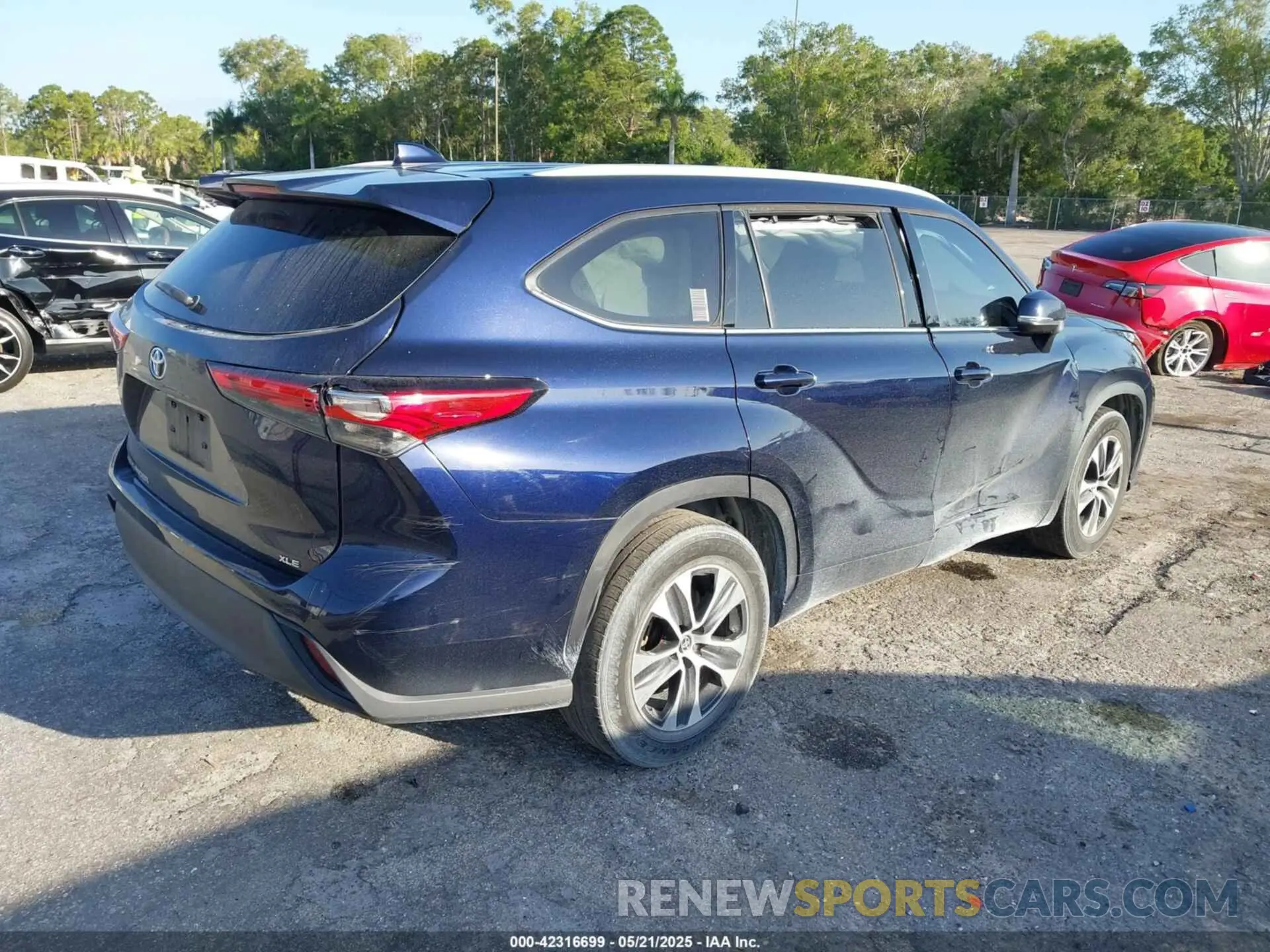 4 Photograph of a damaged car 5TDGZRAH9NS541050 TOYOTA HIGHLANDER 2022