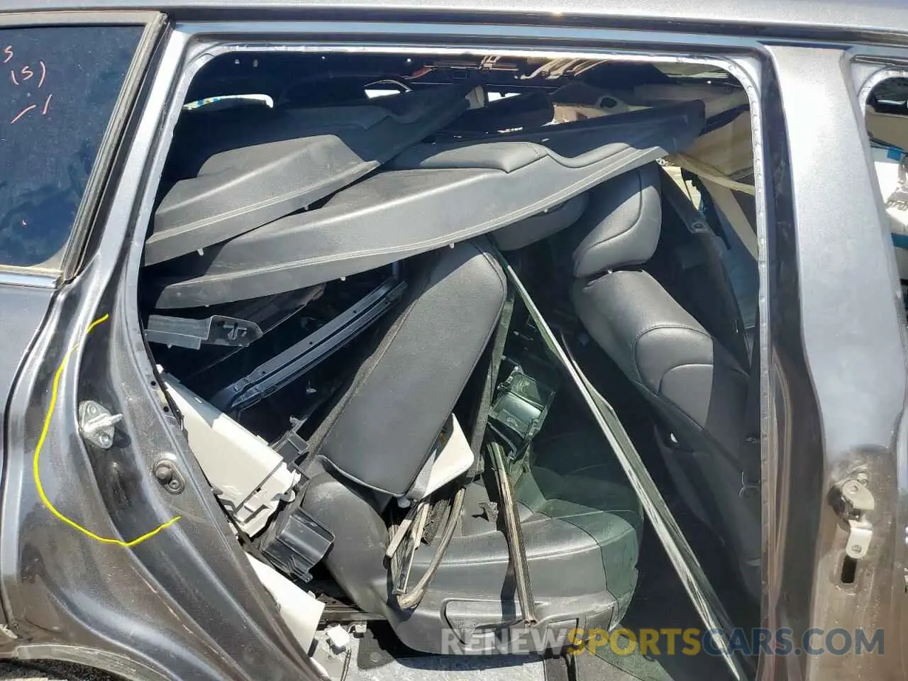 11 Photograph of a damaged car 5TDGZRAH9NS557569 TOYOTA HIGHLANDER 2022