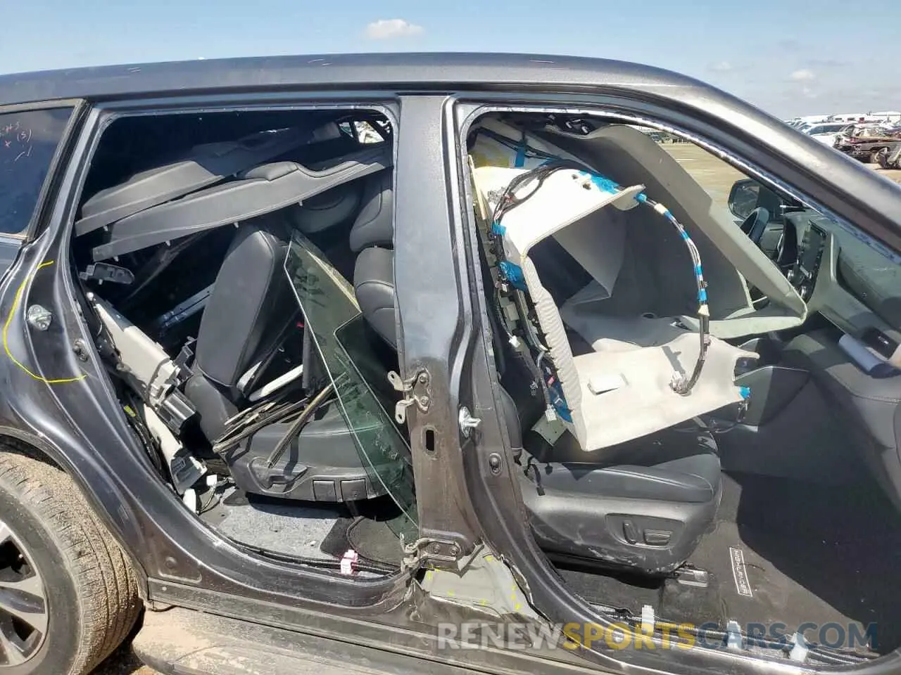 13 Photograph of a damaged car 5TDGZRAH9NS557569 TOYOTA HIGHLANDER 2022