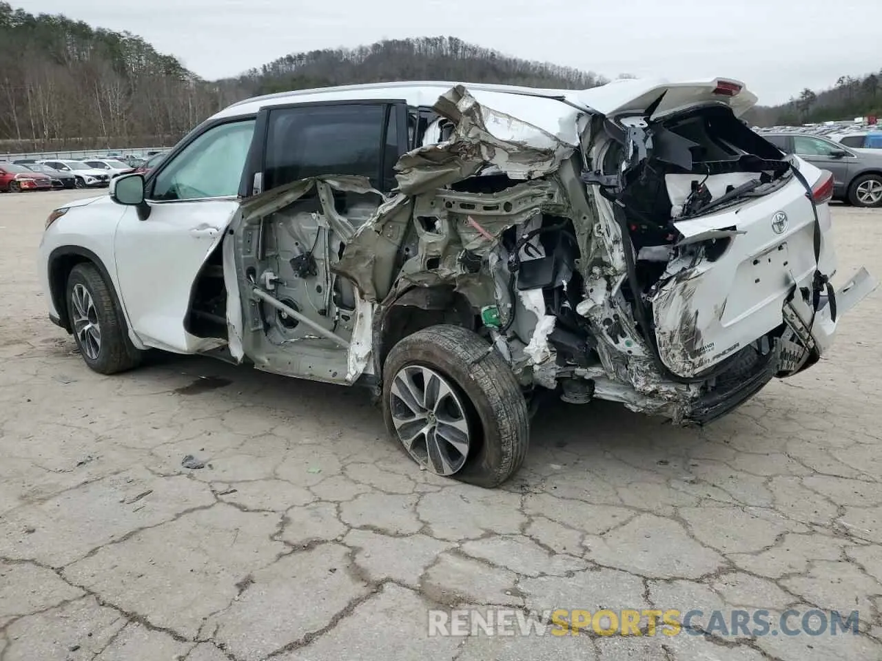 2 Photograph of a damaged car 5TDGZRBH4NS576979 TOYOTA HIGHLANDER 2022