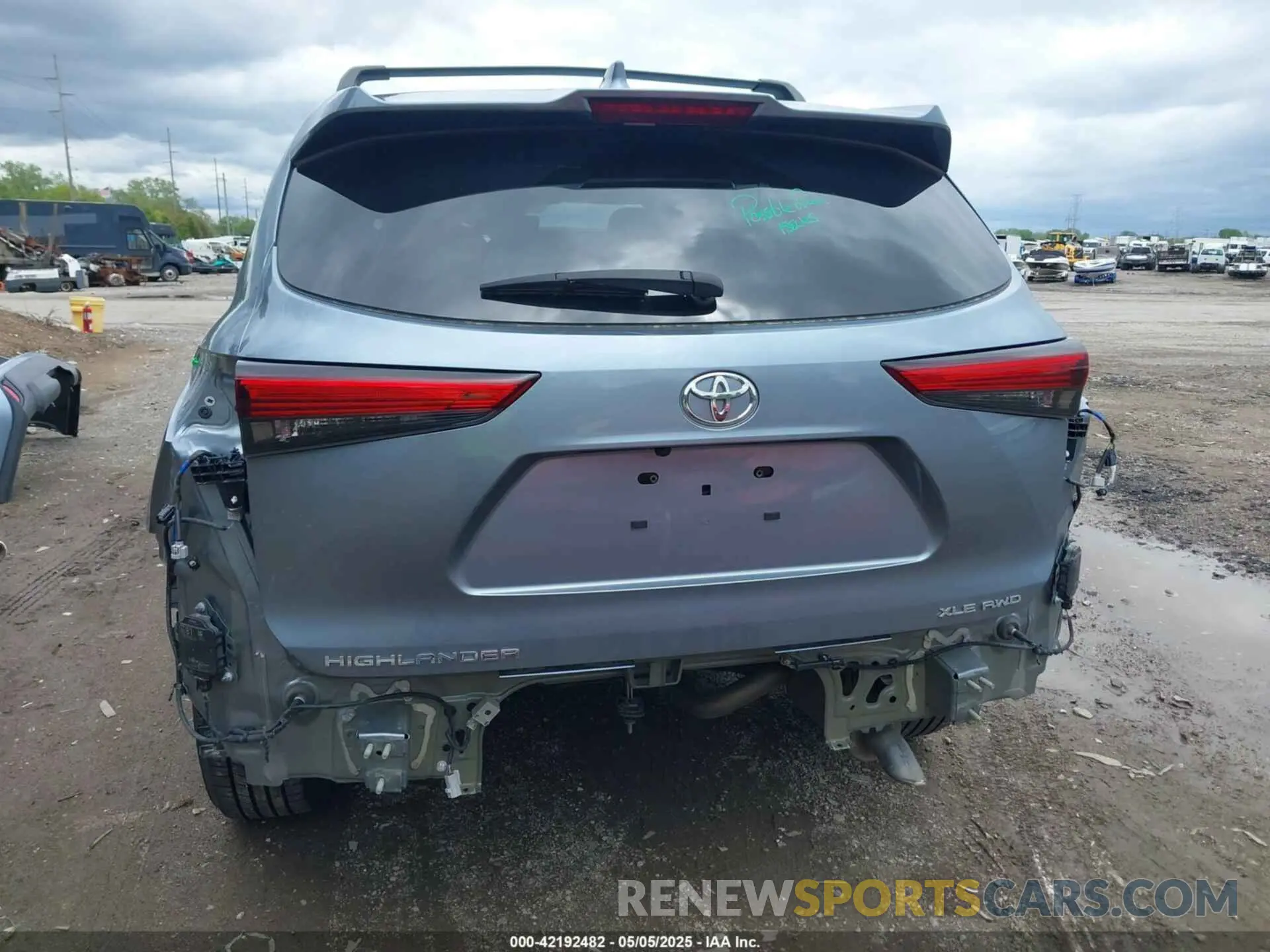 17 Photograph of a damaged car 5TDGZRBH5NS235297 TOYOTA HIGHLANDER 2022