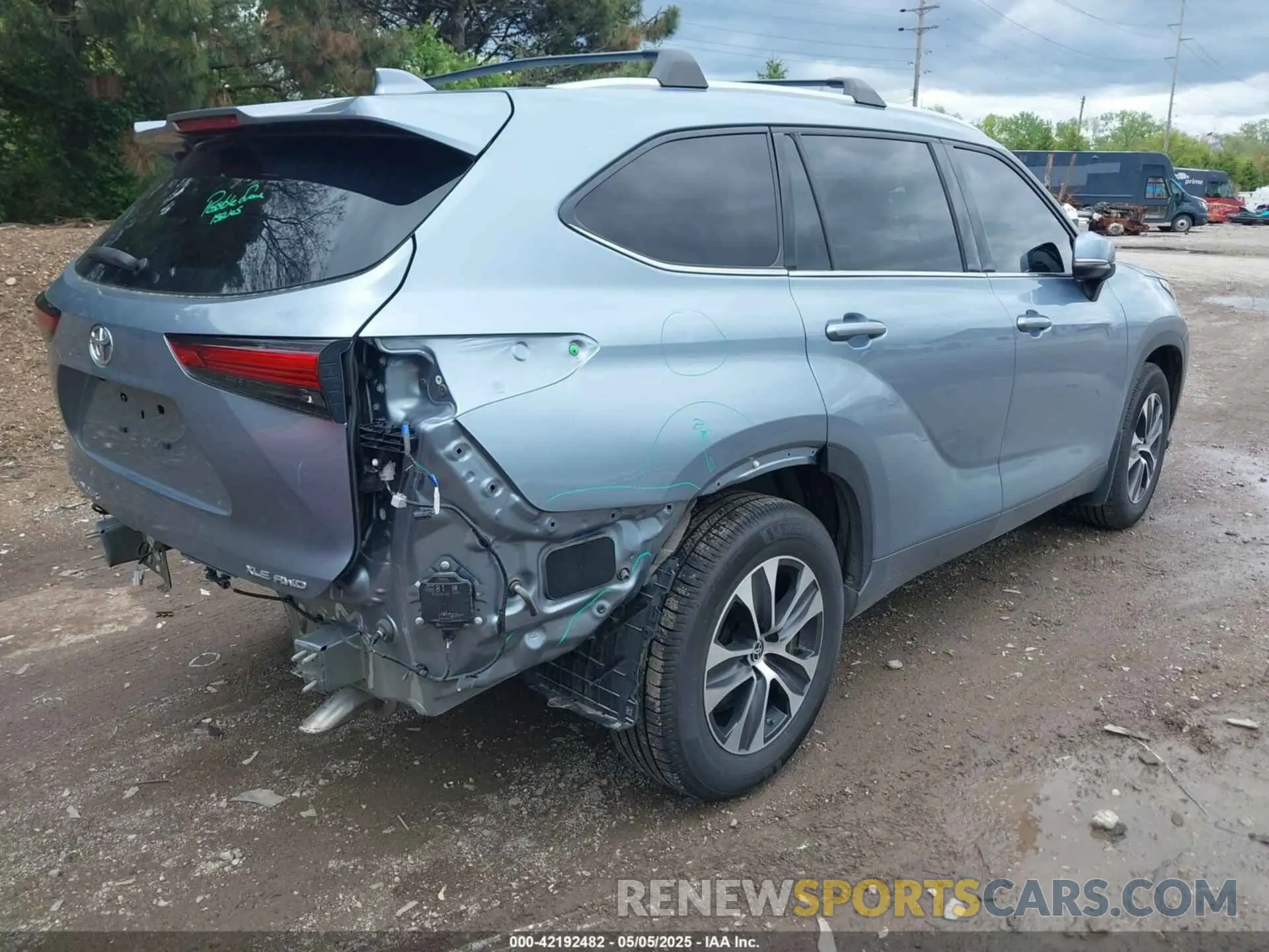 4 Photograph of a damaged car 5TDGZRBH5NS235297 TOYOTA HIGHLANDER 2022