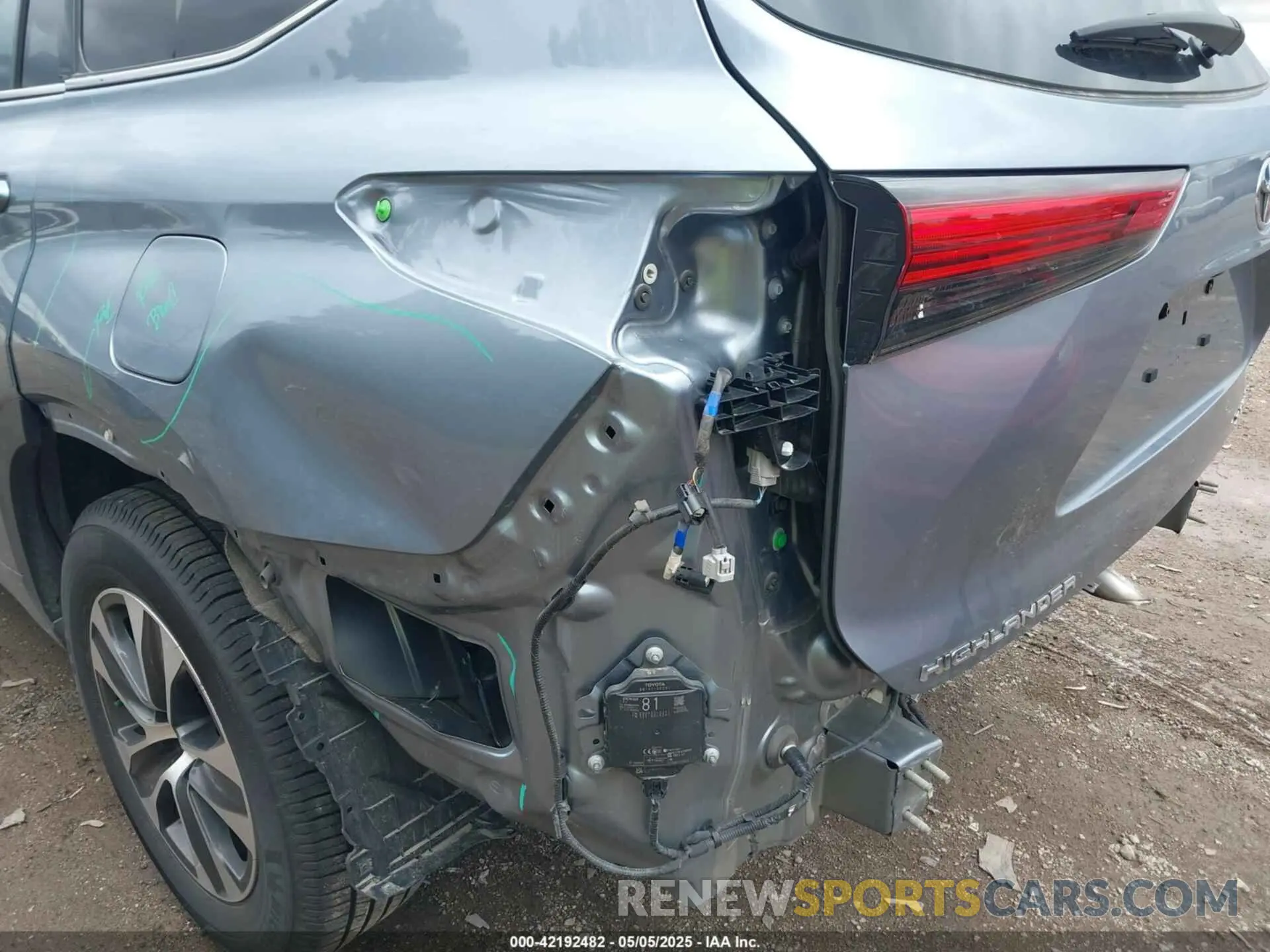 6 Photograph of a damaged car 5TDGZRBH5NS235297 TOYOTA HIGHLANDER 2022