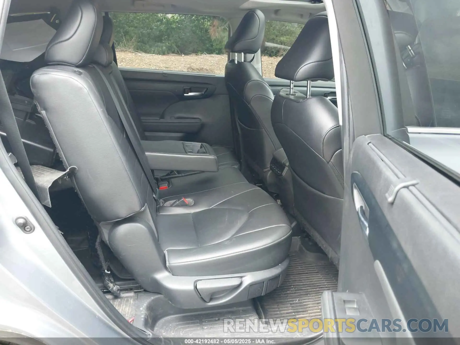 8 Photograph of a damaged car 5TDGZRBH5NS235297 TOYOTA HIGHLANDER 2022