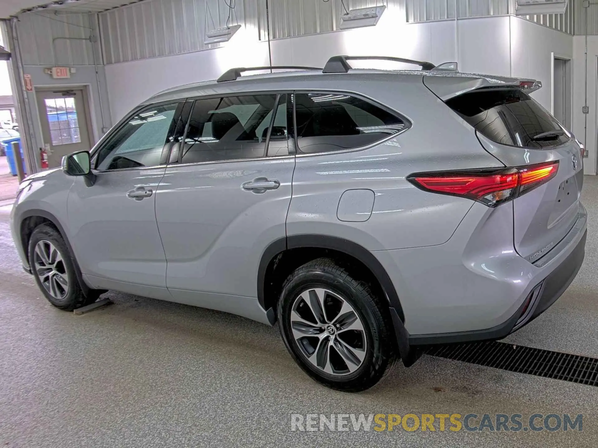 11 Photograph of a damaged car 5TDGZRBH6NS162909 TOYOTA HIGHLANDER 2022