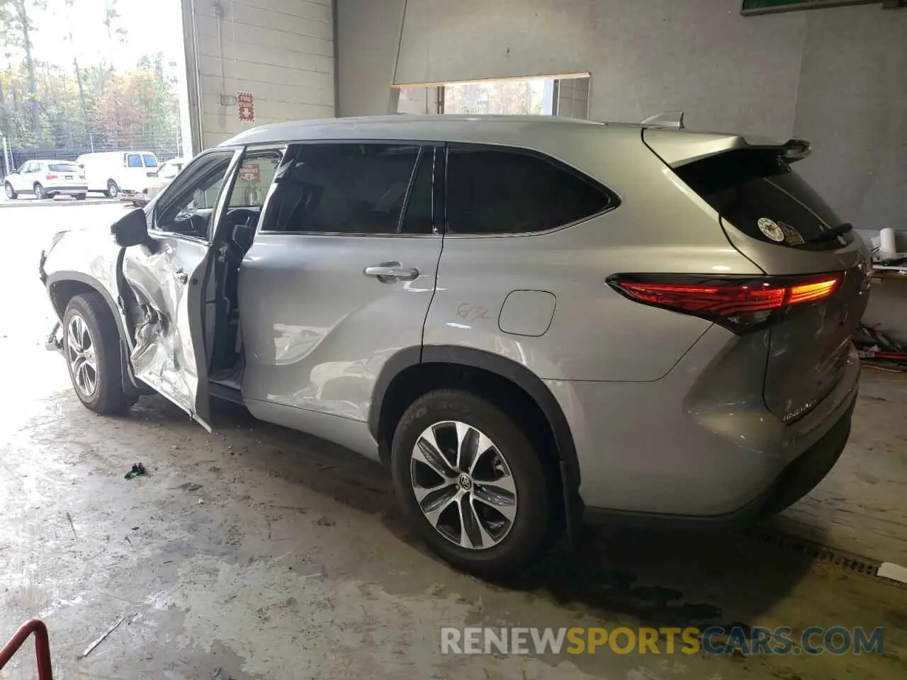 2 Photograph of a damaged car 5TDGZRBH6NS574313 TOYOTA HIGHLANDER 2022