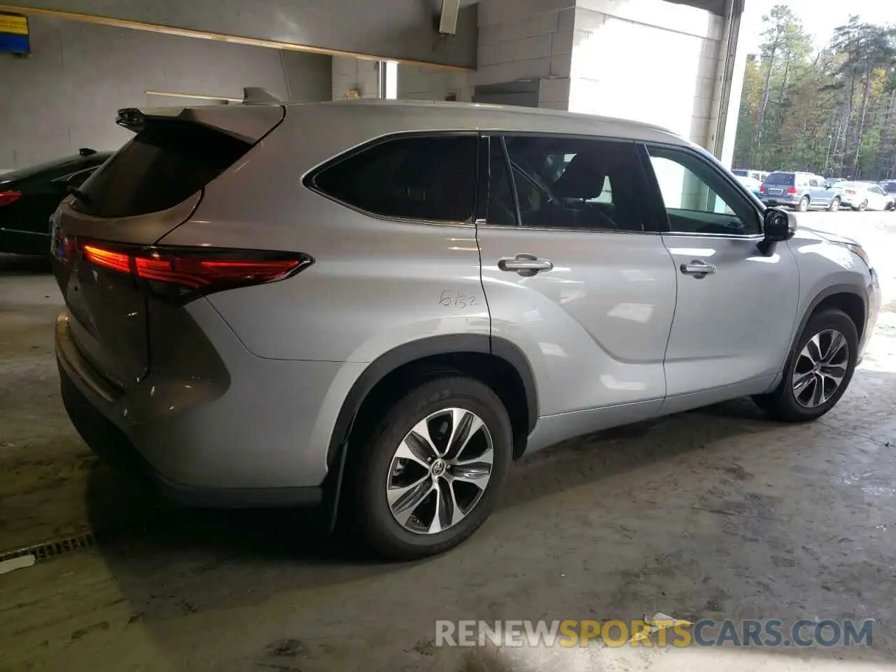 3 Photograph of a damaged car 5TDGZRBH6NS574313 TOYOTA HIGHLANDER 2022