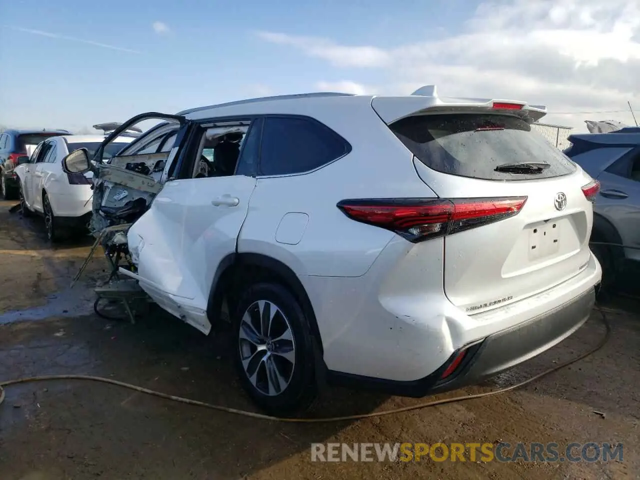 2 Photograph of a damaged car 5TDGZRBH9NS241345 TOYOTA HIGHLANDER 2022