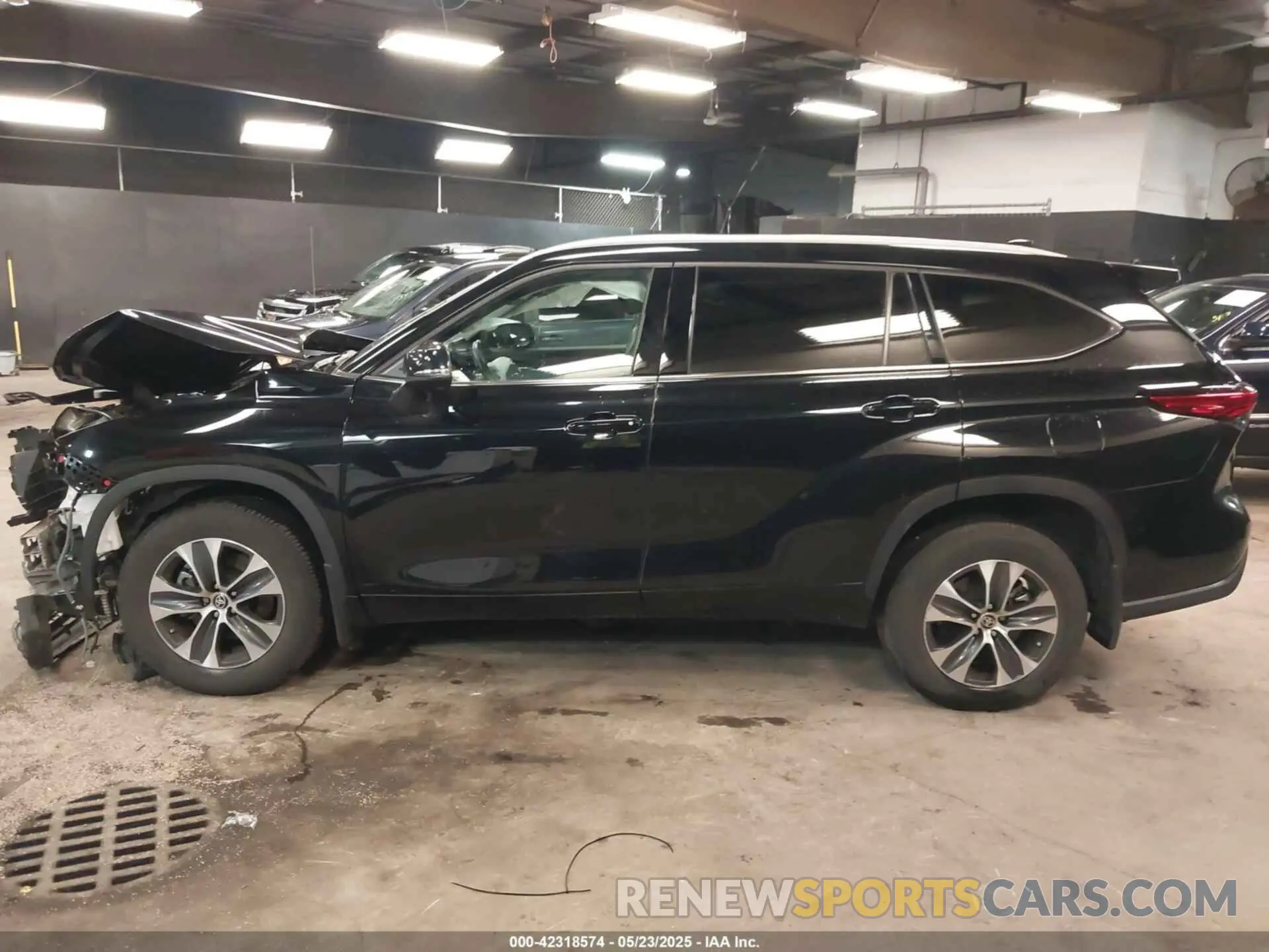 15 Photograph of a damaged car 5TDGZRBH9NS591042 TOYOTA HIGHLANDER 2022