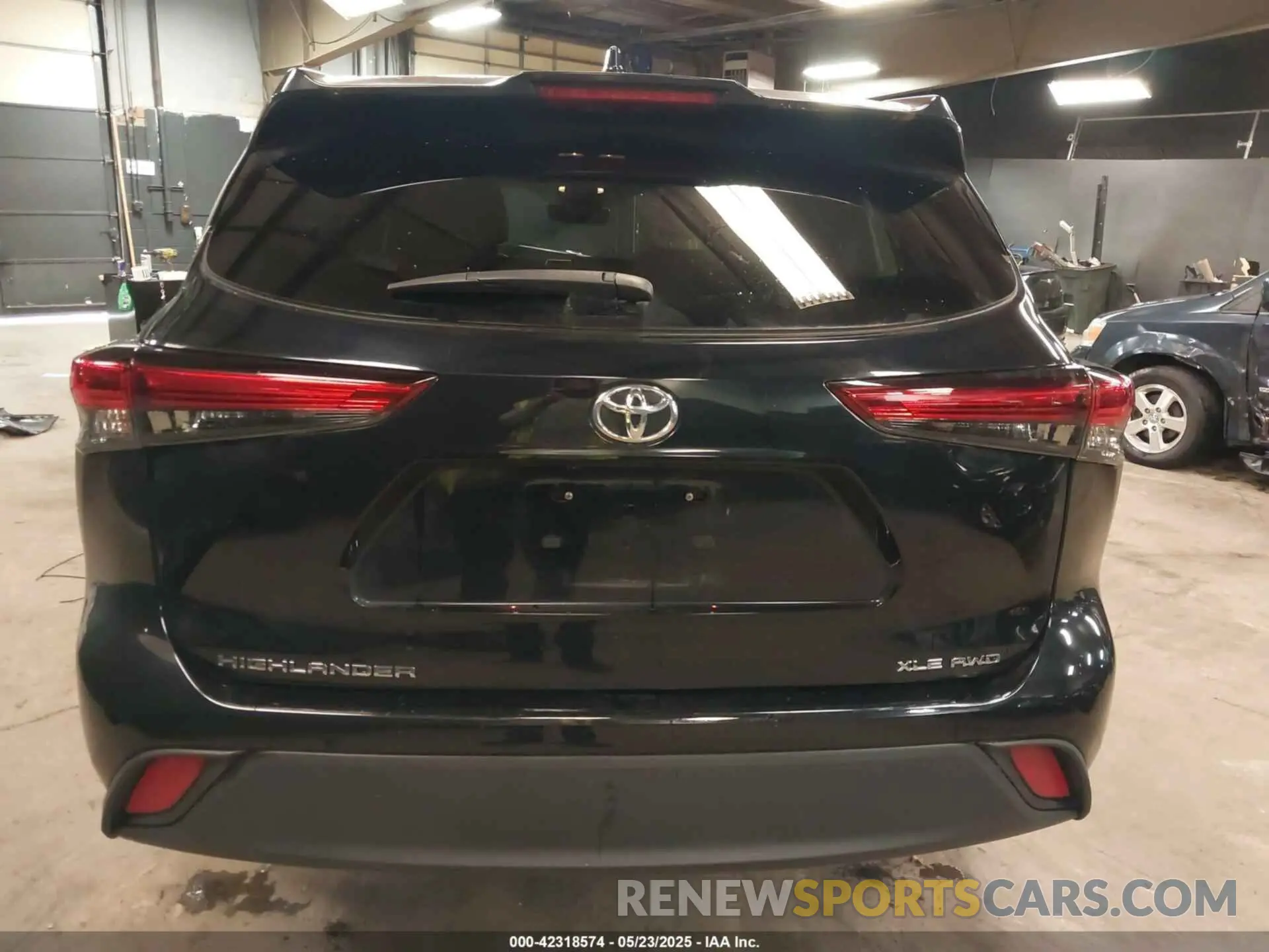 17 Photograph of a damaged car 5TDGZRBH9NS591042 TOYOTA HIGHLANDER 2022