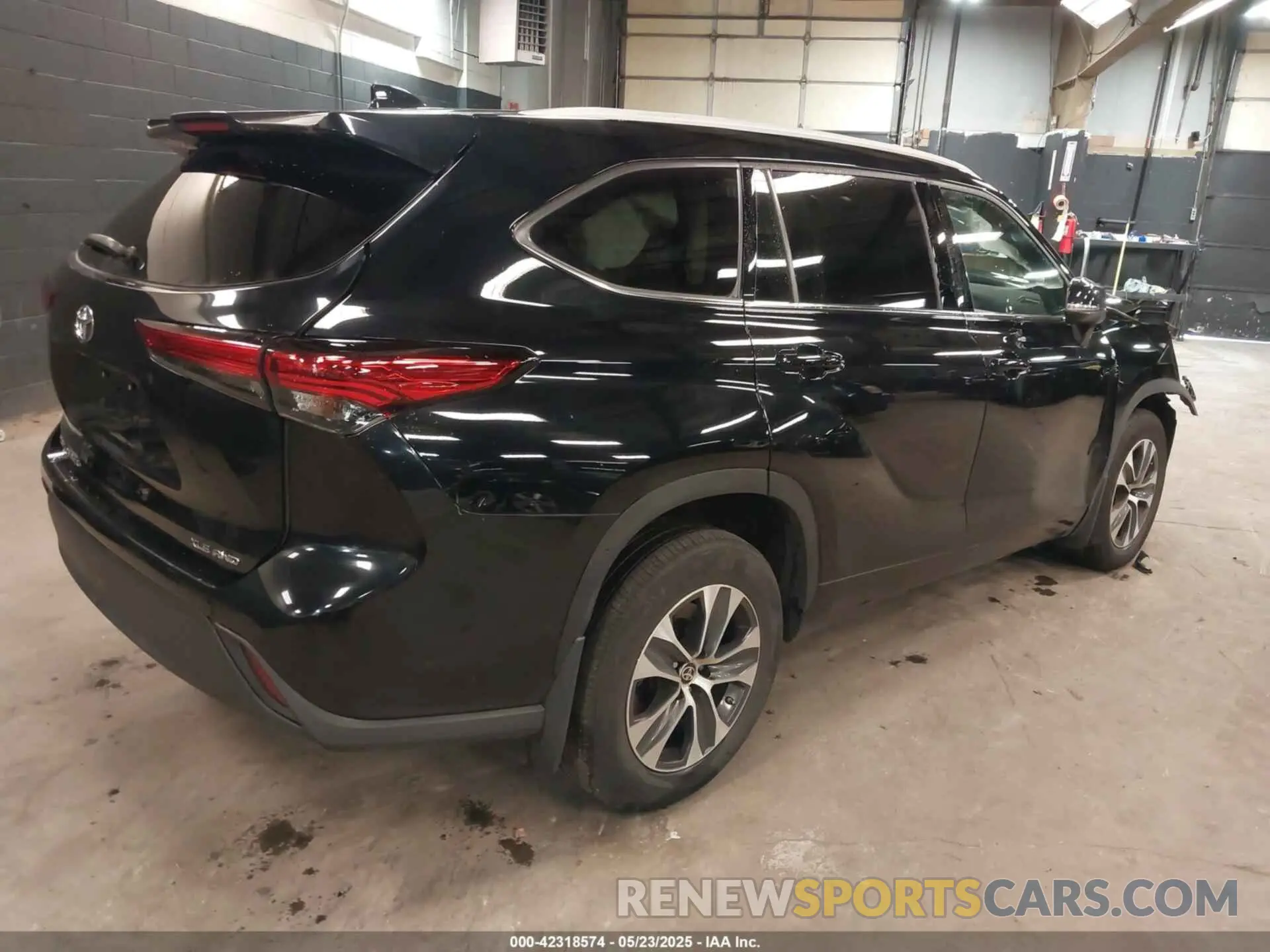 4 Photograph of a damaged car 5TDGZRBH9NS591042 TOYOTA HIGHLANDER 2022