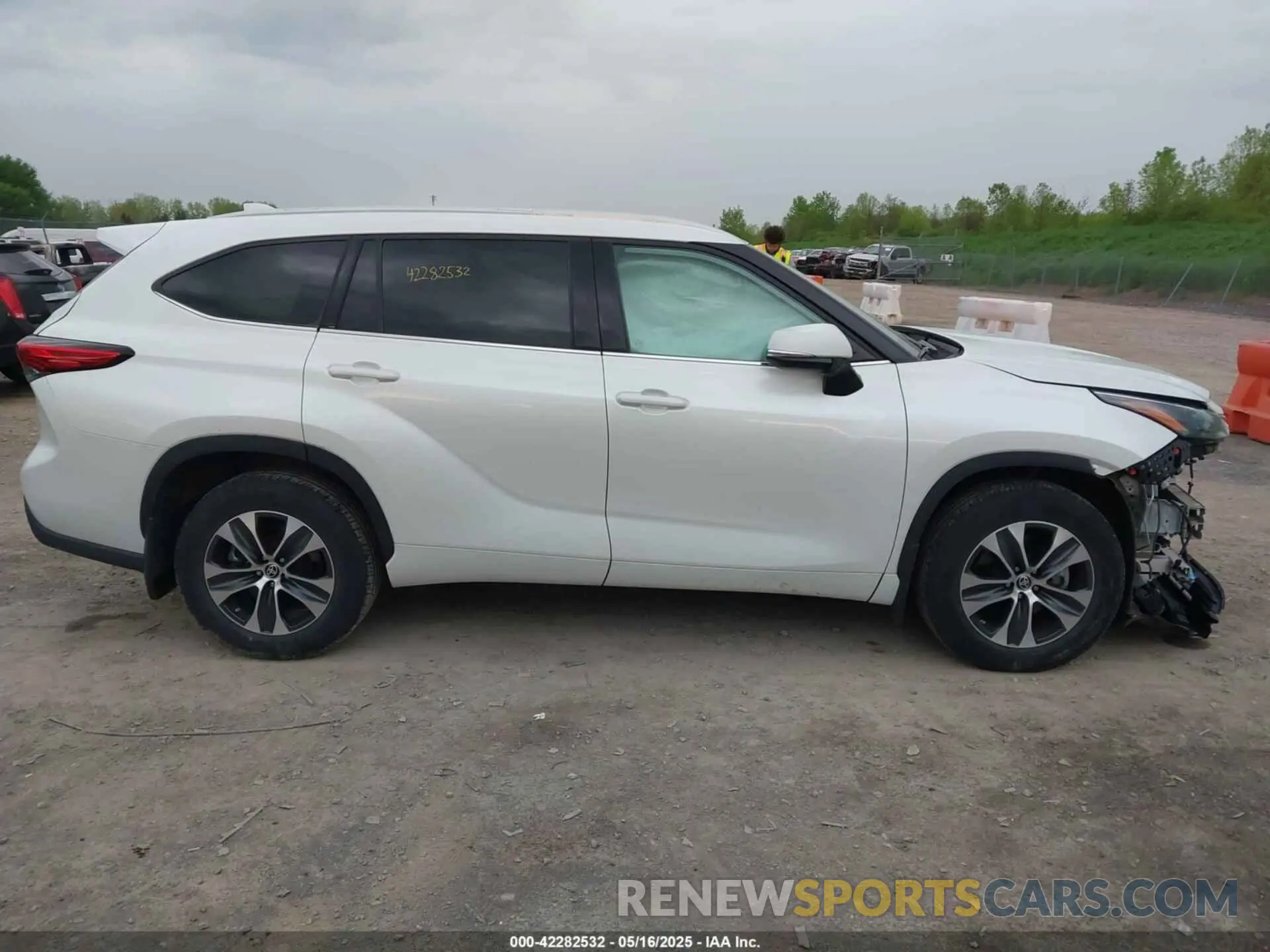 12 Photograph of a damaged car 5TDGZRBHXNS178532 TOYOTA HIGHLANDER 2022
